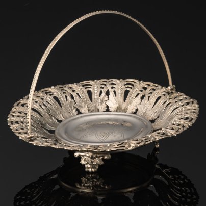 Фруктовница (сухарница), украшенная прорезным растительным декором, металл, серебрение, Bracia Henneberg (Братья Хеннеберг, Варшава), Царство Польское, 1890-1917 гг.