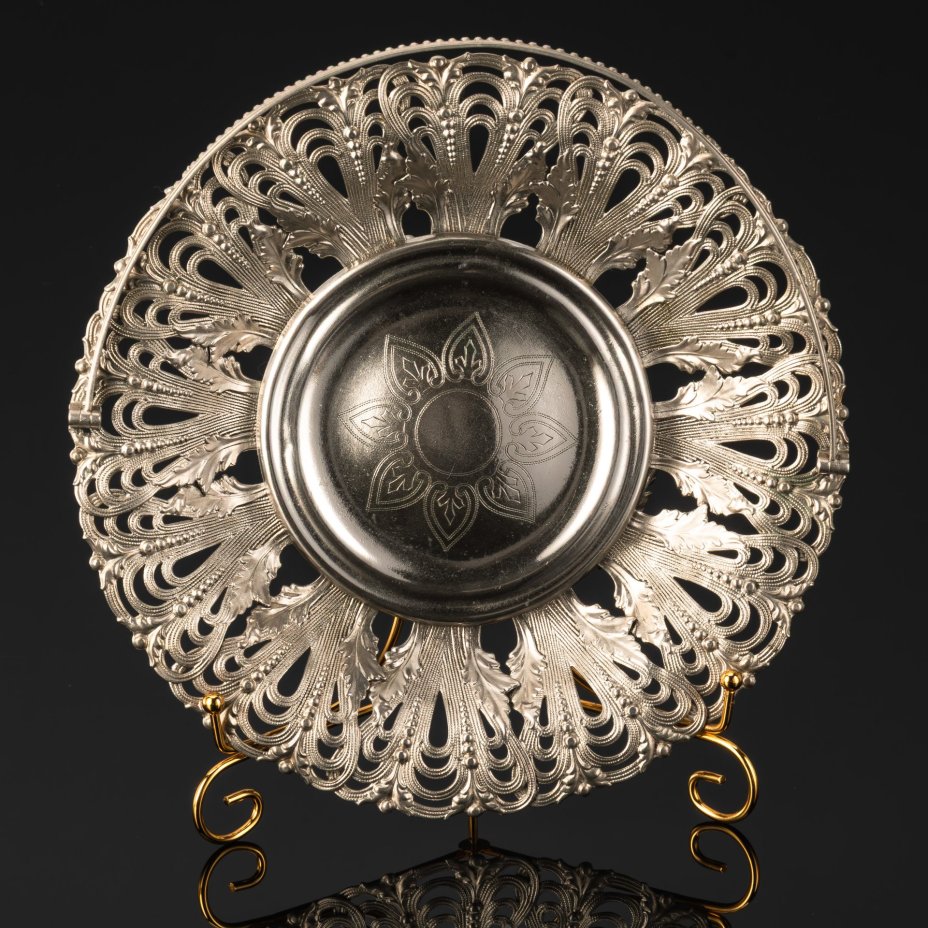 Фруктовница (сухарница), украшенная прорезным растительным декором, металл, серебрение, Bracia Henneberg (Братья Хеннеберг, Варшава), Царство Польское, 1890-1917 гг.