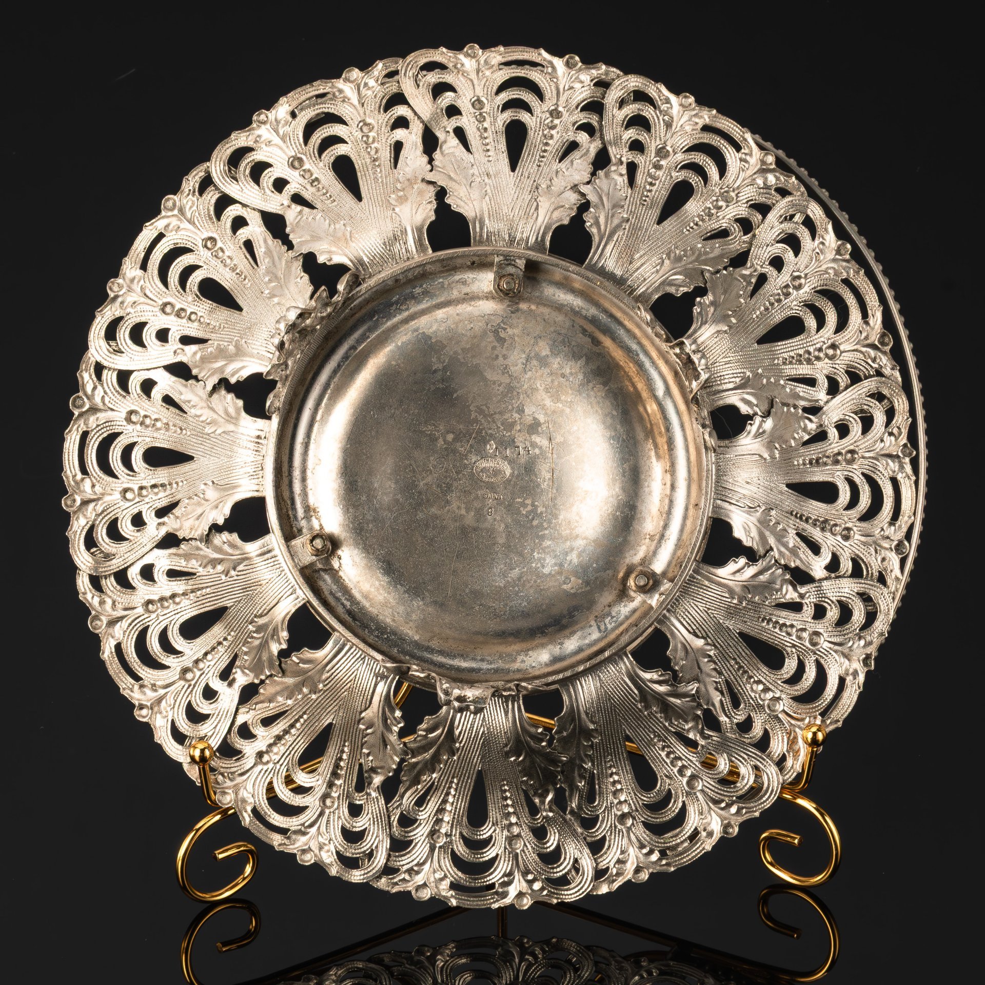 Фруктовница (сухарница), украшенная прорезным растительным декором, металл, серебрение, Bracia Henneberg (Братья Хеннеберг, Варшава), Царство Польское, 1890-1917 гг.