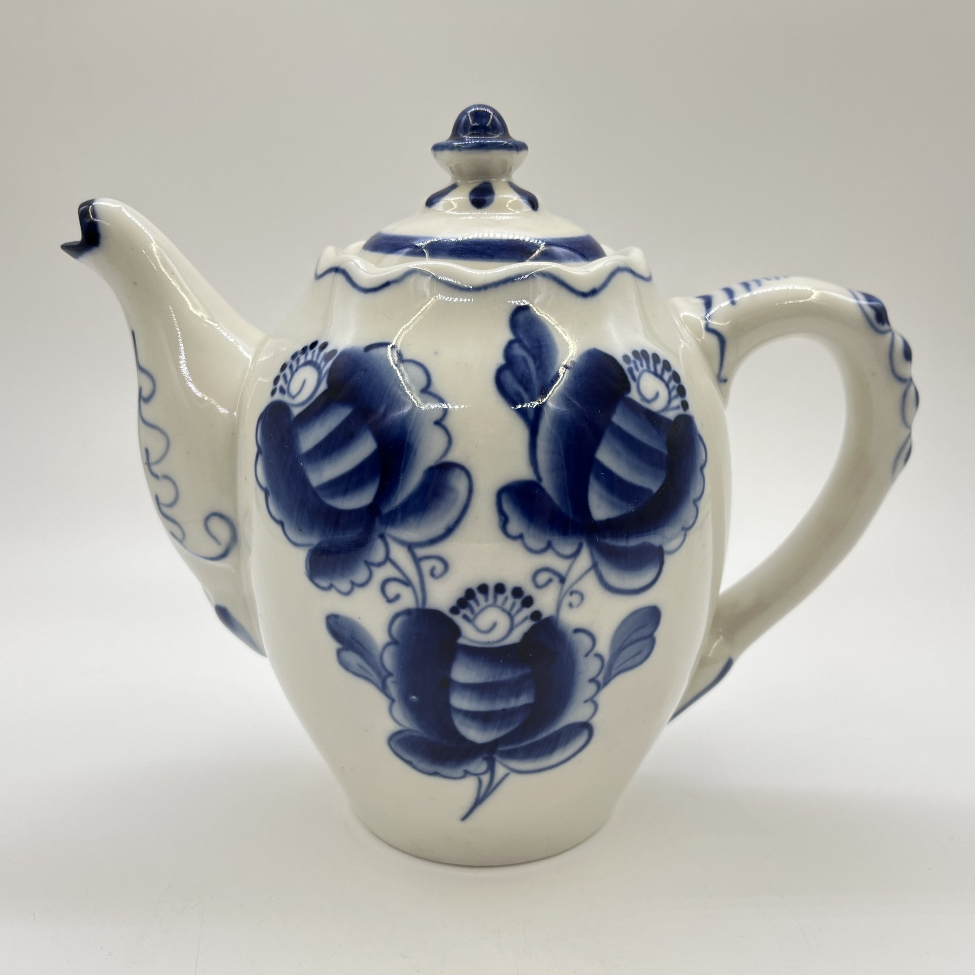 Чайник заварочный с цветочным декором, фарфор, роспись, Объединение «Гжель», СССР, 1970-1980 гг.