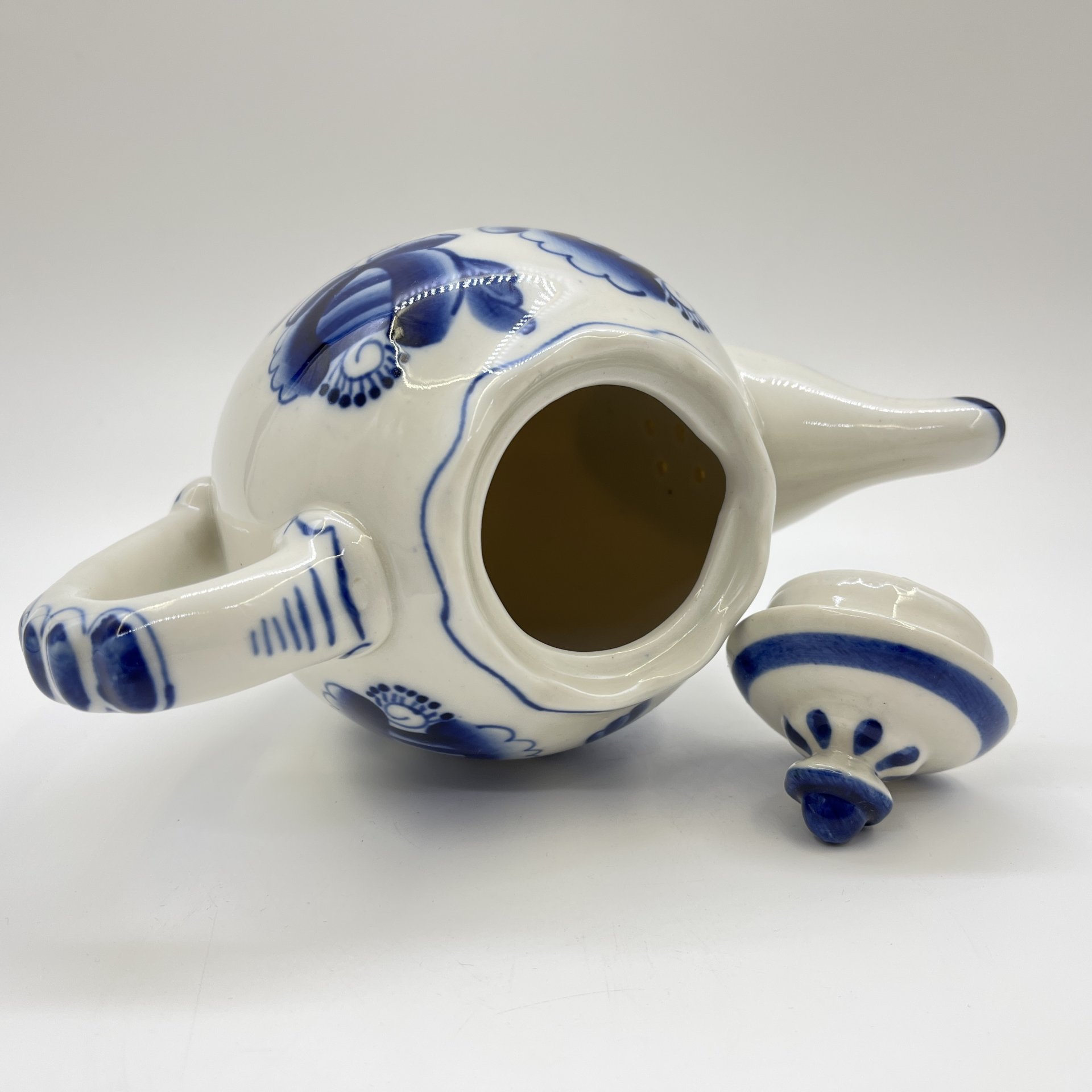 Чайник заварочный с цветочным декором, фарфор, роспись, Объединение «Гжель», СССР, 1970-1980 гг.