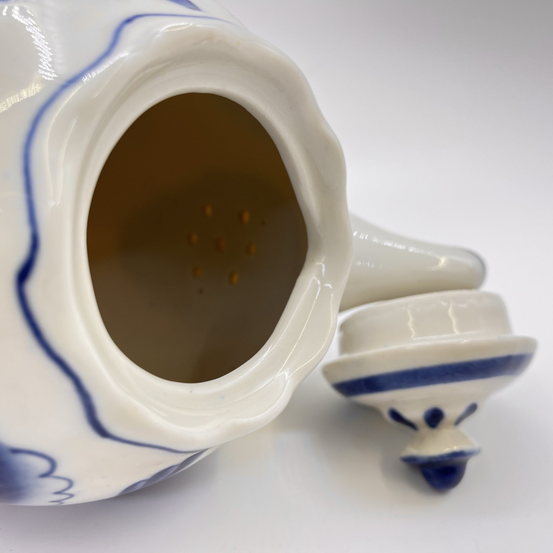 Чайник заварочный с цветочным декором, фарфор, роспись, Объединение «Гжель», СССР, 1970-1980 гг.