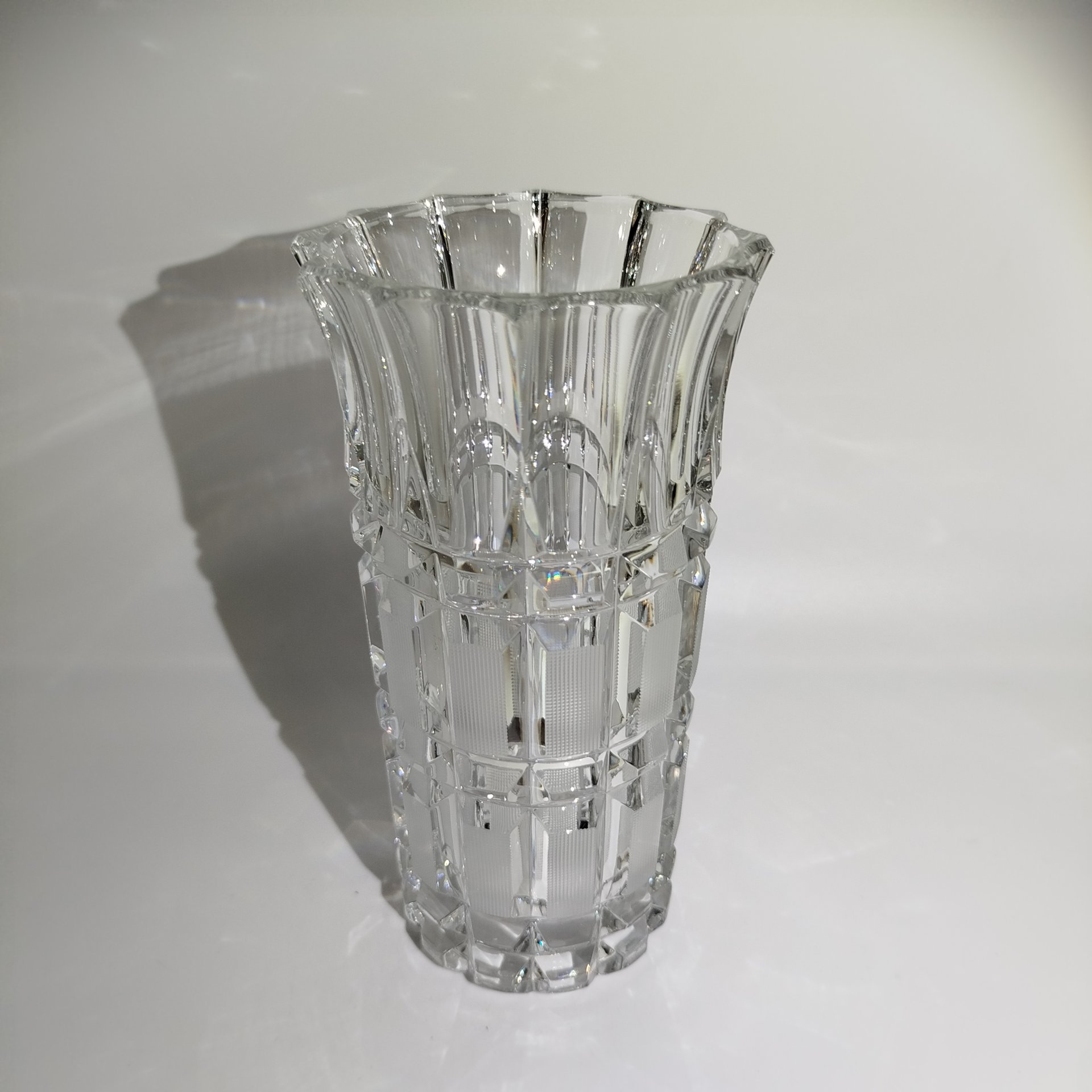 Ваза для цветов "Новоселье" (низкая), автор А.М. Остроумов, хрусталь, алмазная грань, Ленинградский завод художественного стекла (ЛЗХС), СССР, 1980-1990 гг.