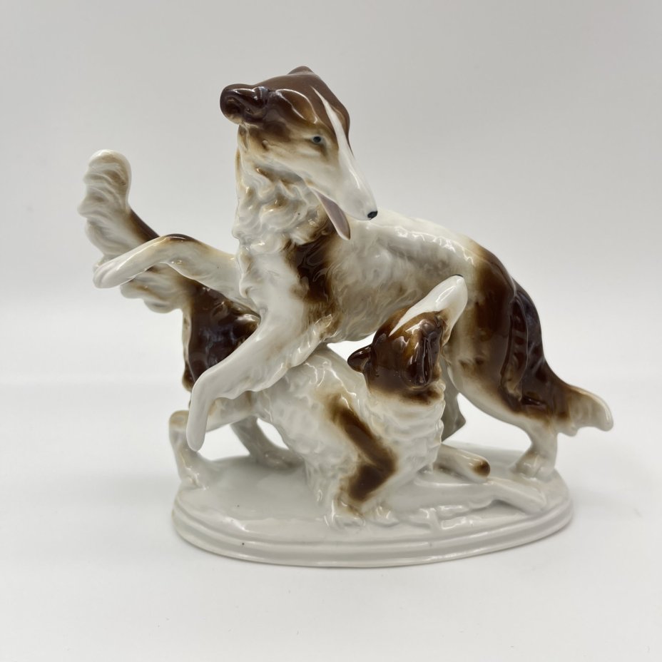 Статуэтка «Играющие борзые», фарфор, аэрография, Fasold & Stauch Bock Wallendorf, Германия, 1913-1972 гг.