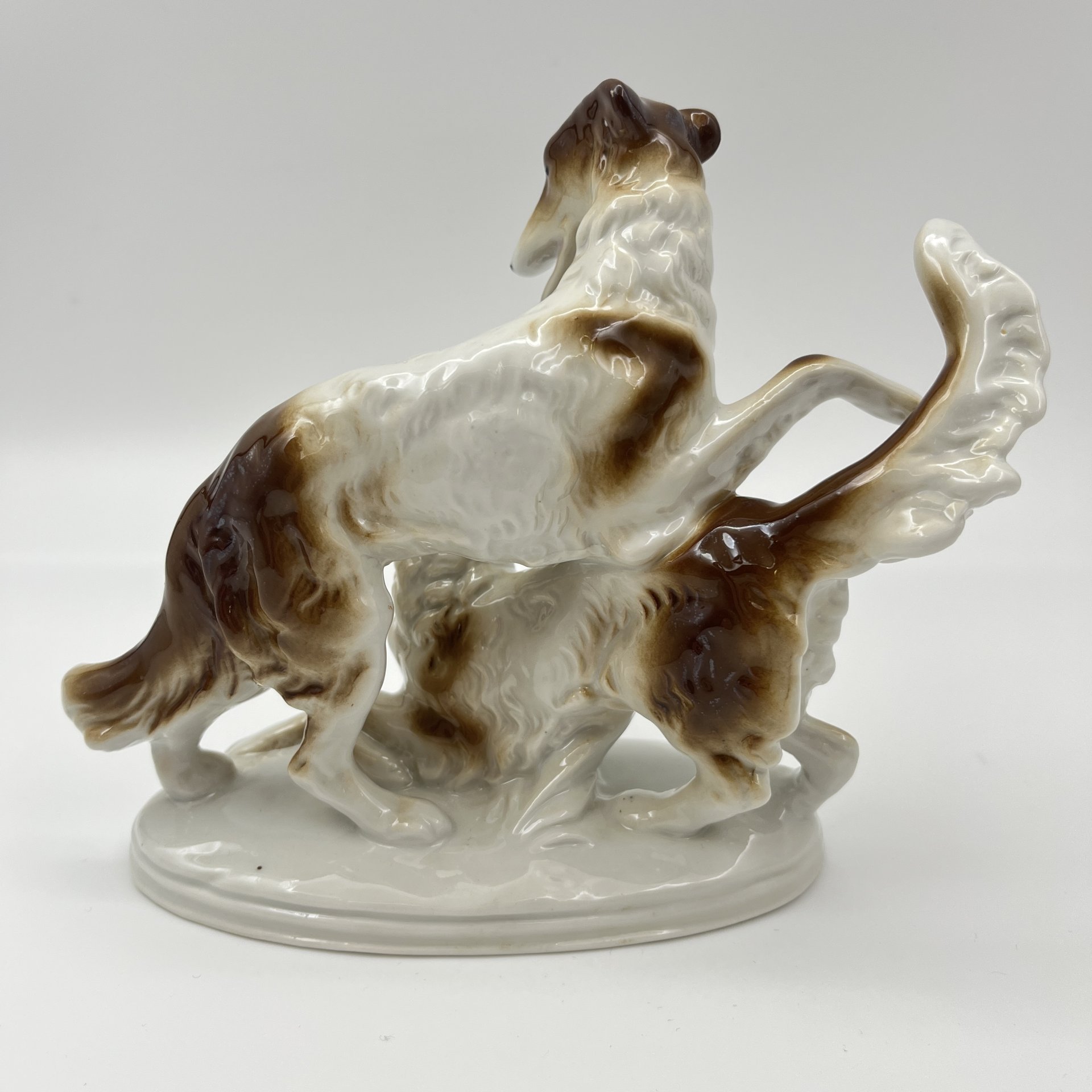 Статуэтка «Играющие борзые», фарфор, аэрография, Fasold & Stauch Bock Wallendorf, Германия, 1913-1972 гг.