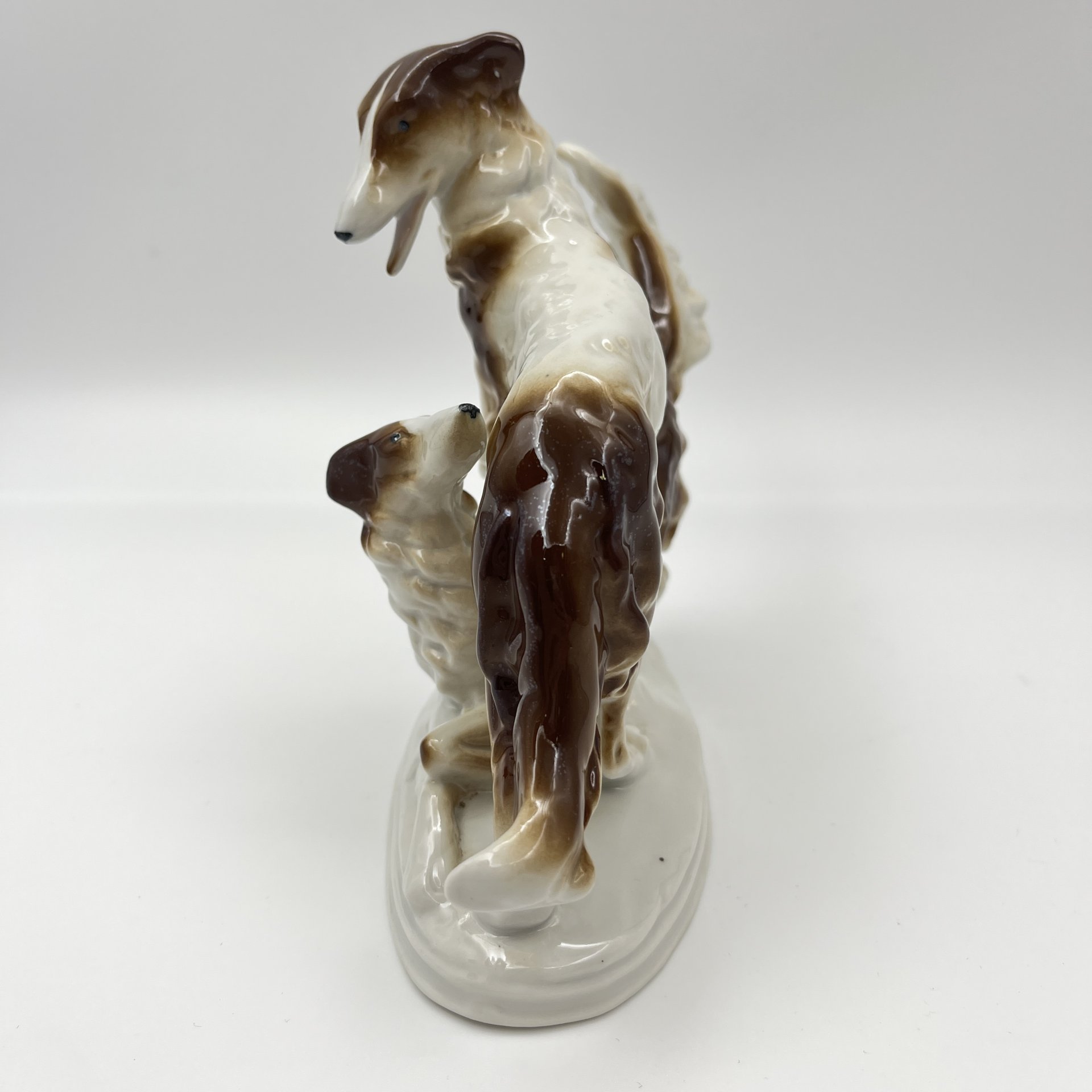 Статуэтка «Играющие борзые», фарфор, аэрография, Fasold & Stauch Bock Wallendorf, Германия, 1913-1972 гг.