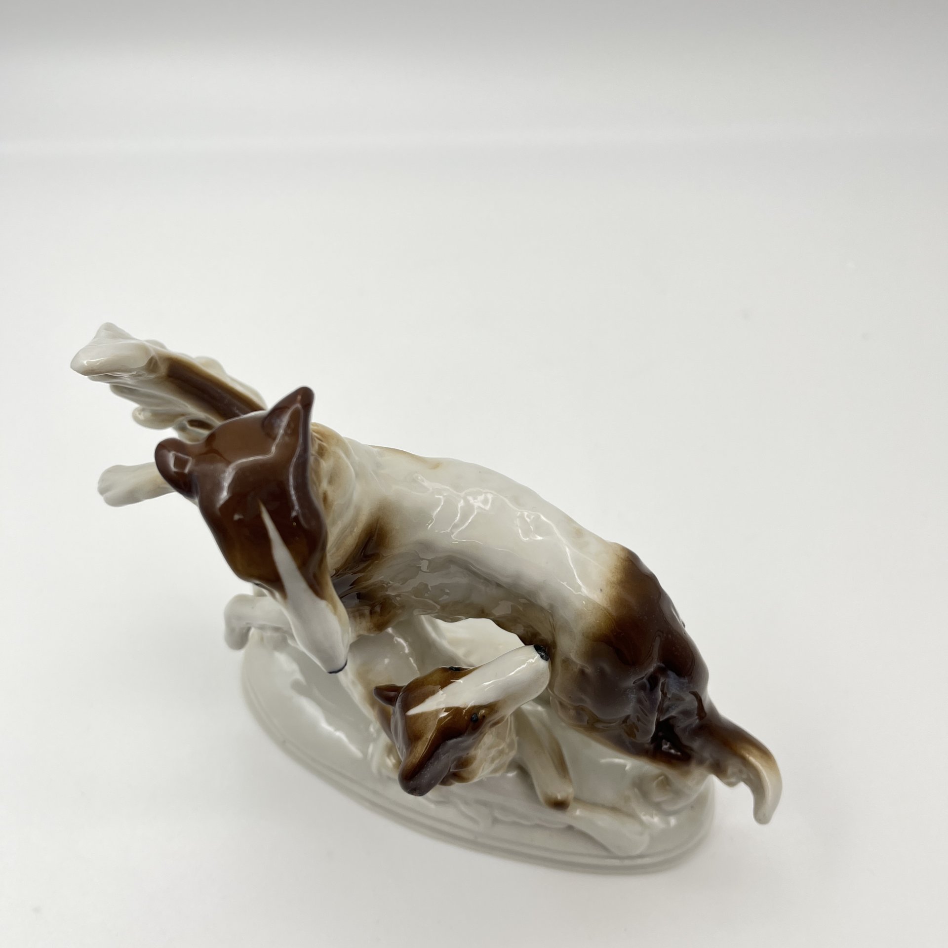 Статуэтка «Играющие борзые», фарфор, аэрография, Fasold & Stauch Bock Wallendorf, Германия, 1913-1972 гг.