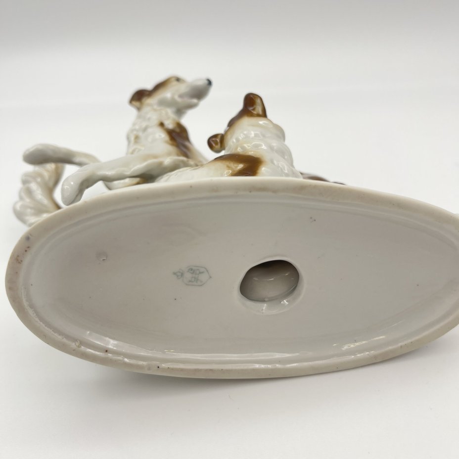 Статуэтка «Играющие борзые», фарфор, аэрография, Fasold & Stauch Bock Wallendorf, Германия, 1913-1972 гг.