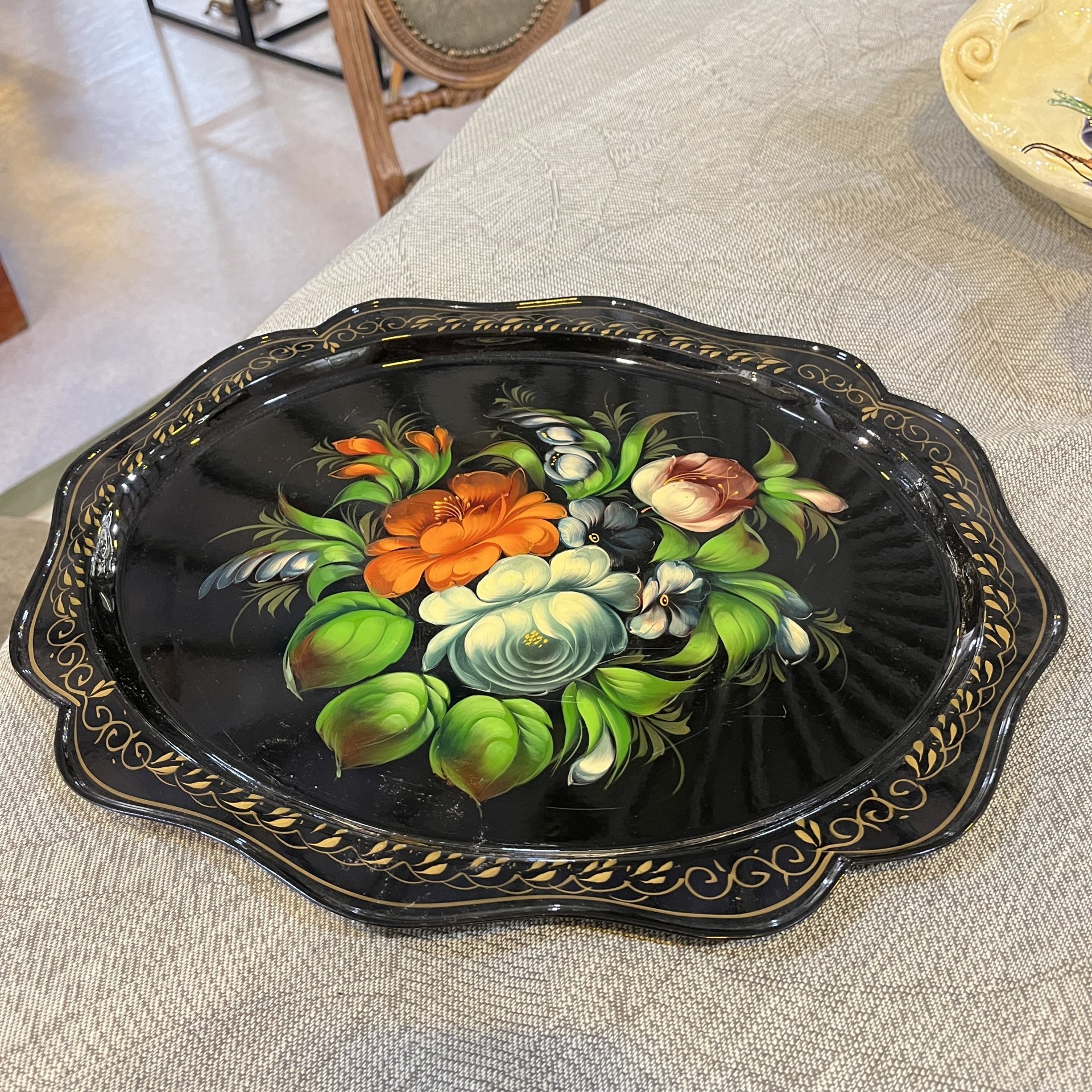 Поднос овальной формы с цветочным расписным декором, жесть, роспись, лак, Жостовская фабрика декоративной росписи, СССР, 1970-1991 гг.