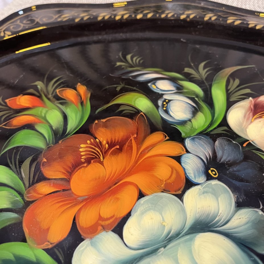 Поднос овальной формы с цветочным расписным декором, жесть, роспись, лак, Жостовская фабрика декоративной росписи, СССР, 1970-1991 гг.