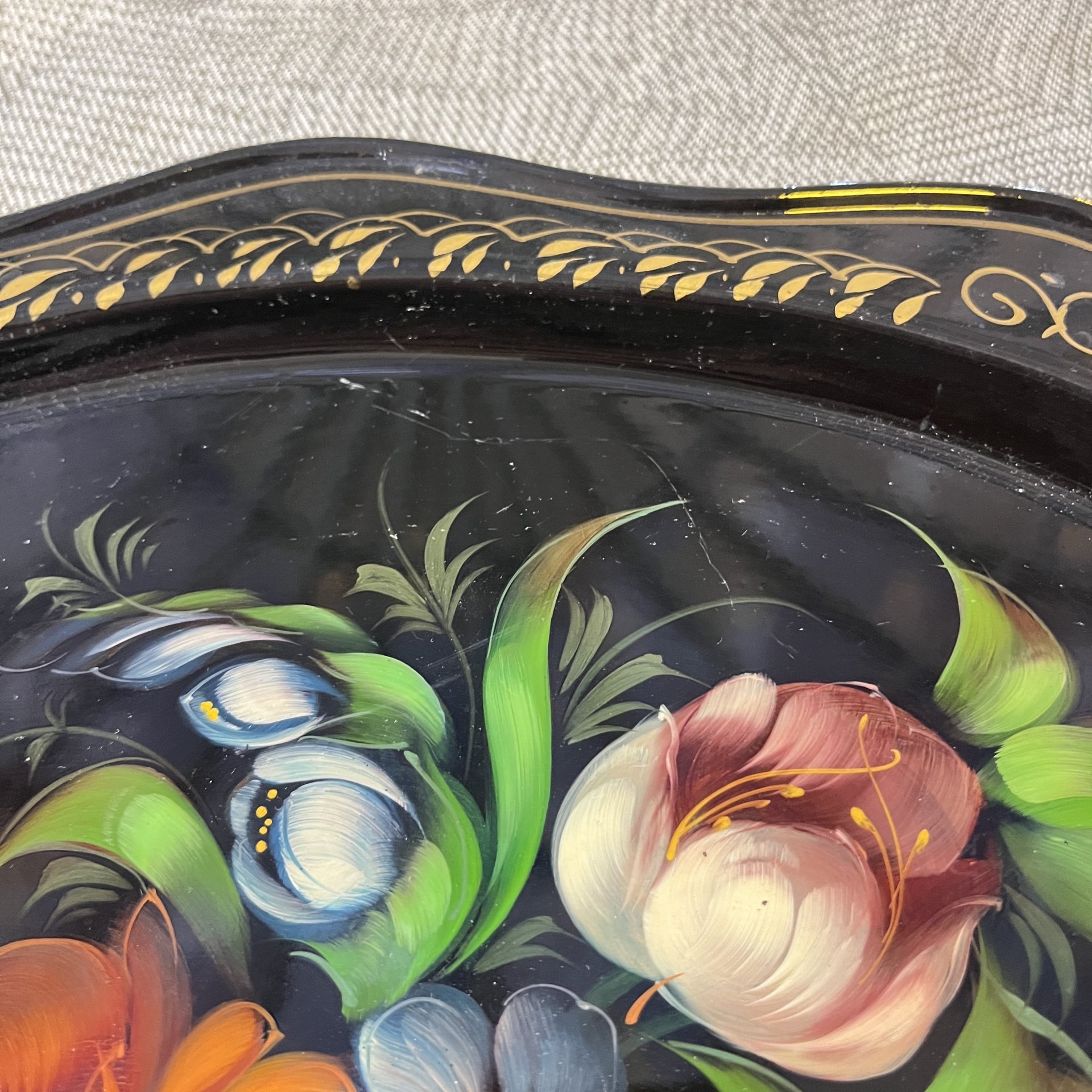 Поднос овальной формы с цветочным расписным декором, жесть, роспись, лак, Жостовская фабрика декоративной росписи, СССР, 1970-1991 гг.