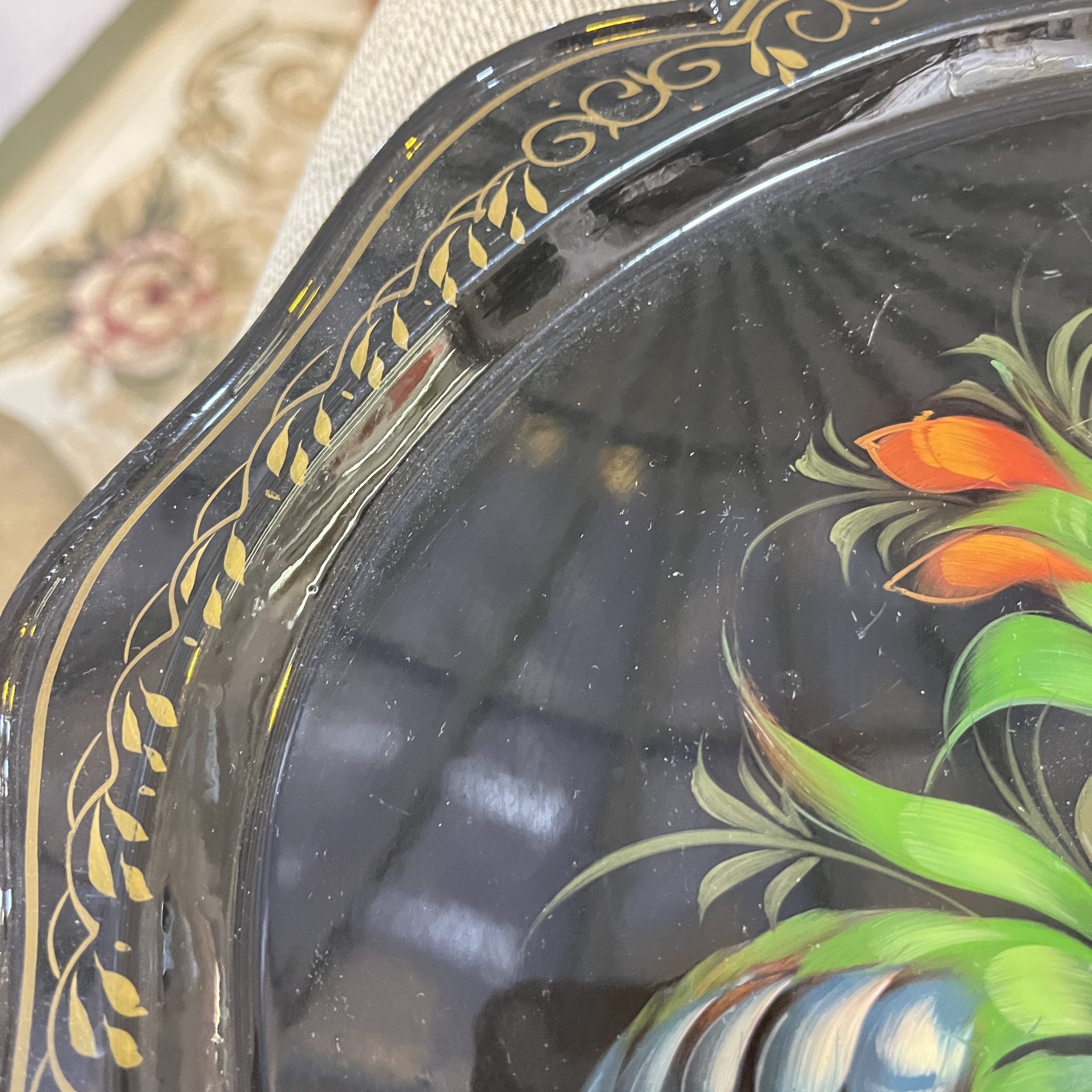 Поднос овальной формы с цветочным расписным декором, жесть, роспись, лак, Жостовская фабрика декоративной росписи, СССР, 1970-1991 гг.