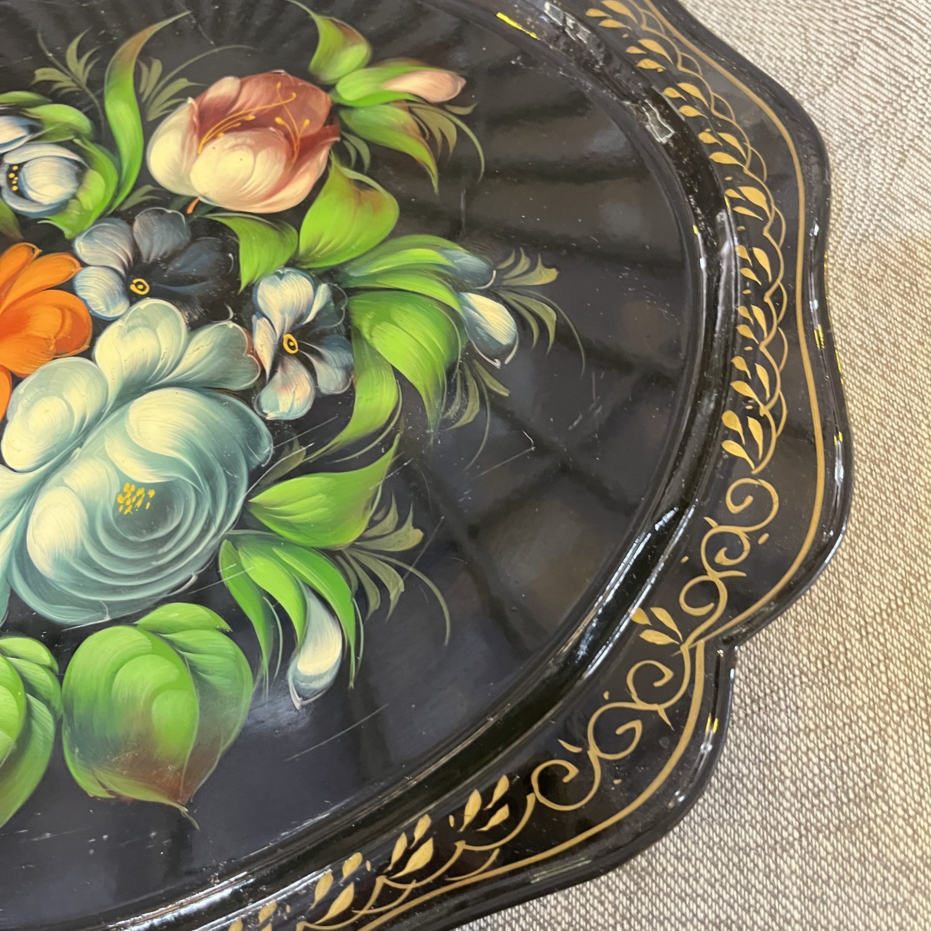 Поднос овальной формы с цветочным расписным декором, жесть, роспись, лак, Жостовская фабрика декоративной росписи, СССР, 1970-1991 гг.