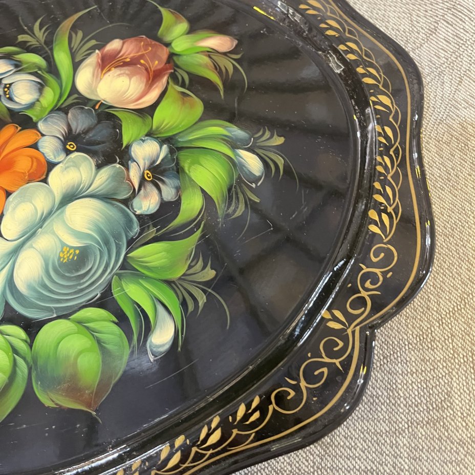 Поднос овальной формы с цветочным расписным декором, жесть, роспись, лак, Жостовская фабрика декоративной росписи, СССР, 1970-1991 гг.