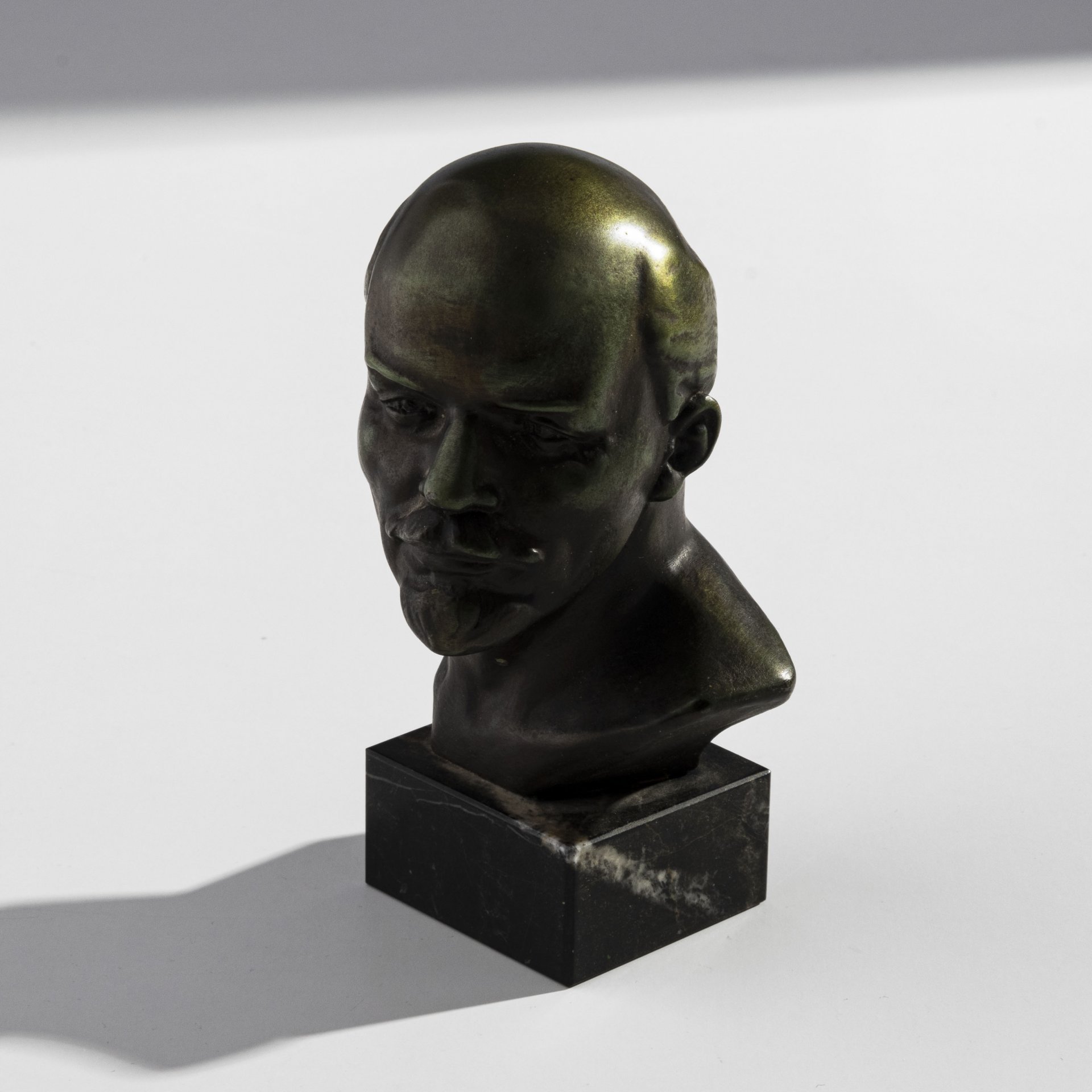Бюст В.И. Ленина, скульптор В.А. Артамонов