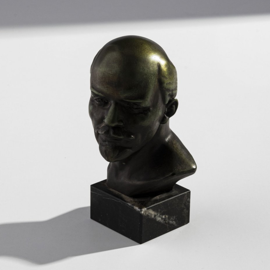 Бюст В.И. Ленина, скульптор В.А. Артамонов