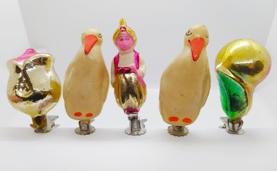 Набор из пяти ёлочных игрушек различных форм на прищепках