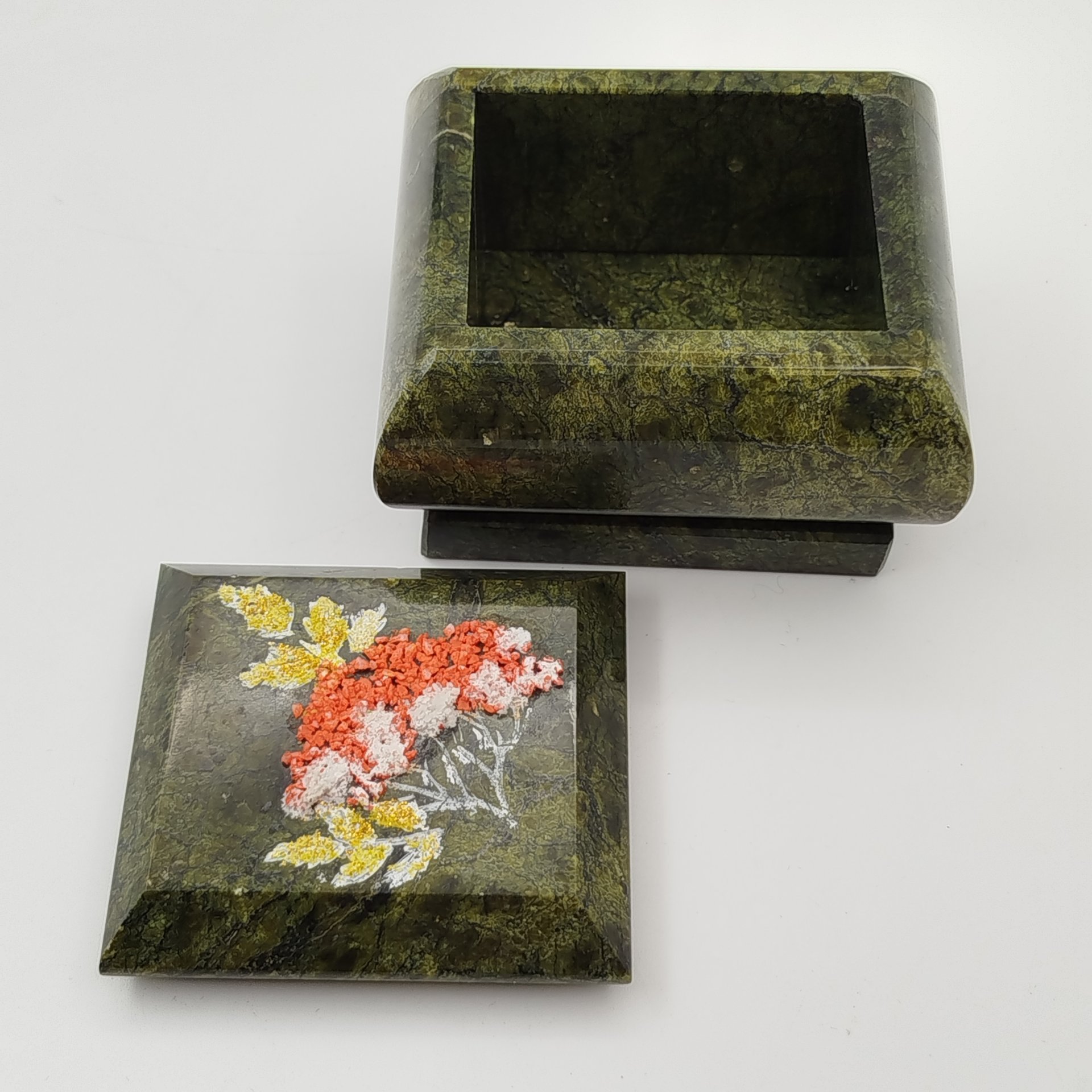 Шкатулка из натурального камня с изображением веточки рябины на крышке, змеевик, роспсь, Россия