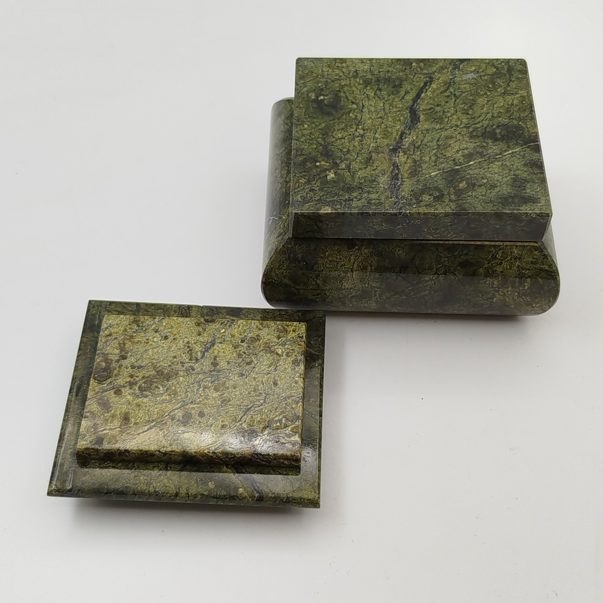 Шкатулка из натурального камня с изображением веточки рябины на крышке, змеевик, роспсь, Россия