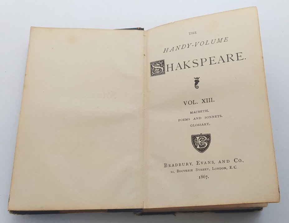 Книга "Макбет", автор - У. Шекспир, на английском языке