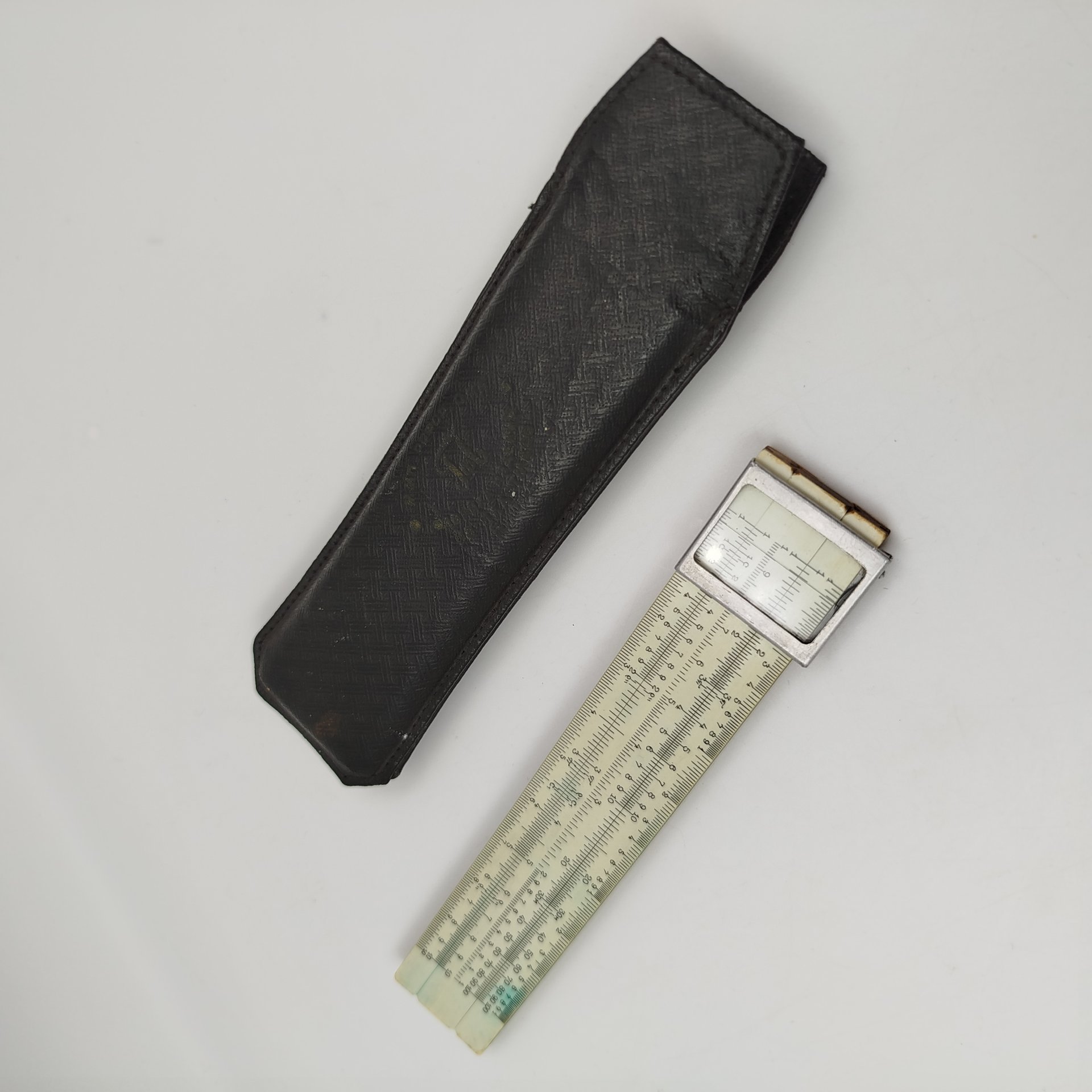Линейка логарифмическая, в кофре, дерево, кожа, металл, Завод «Союз», Ленинград, СССР, 1960-1980 гг.