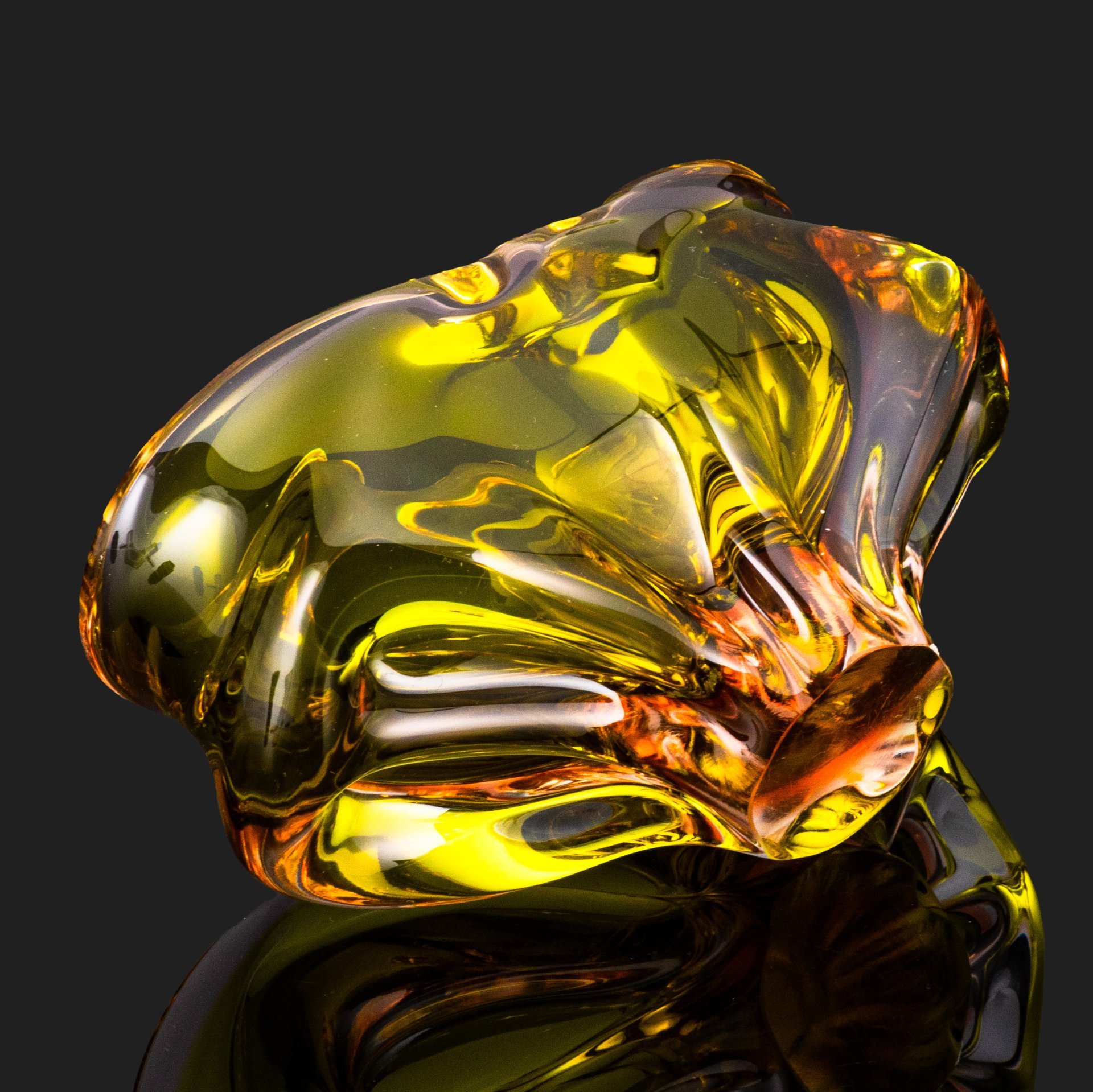 Пепельница желто-зеленого оттенка, Хржибский стекольный завод (CHribska Glass), стекло, гутная техника, Чехословакия, 1970-1980 гг.