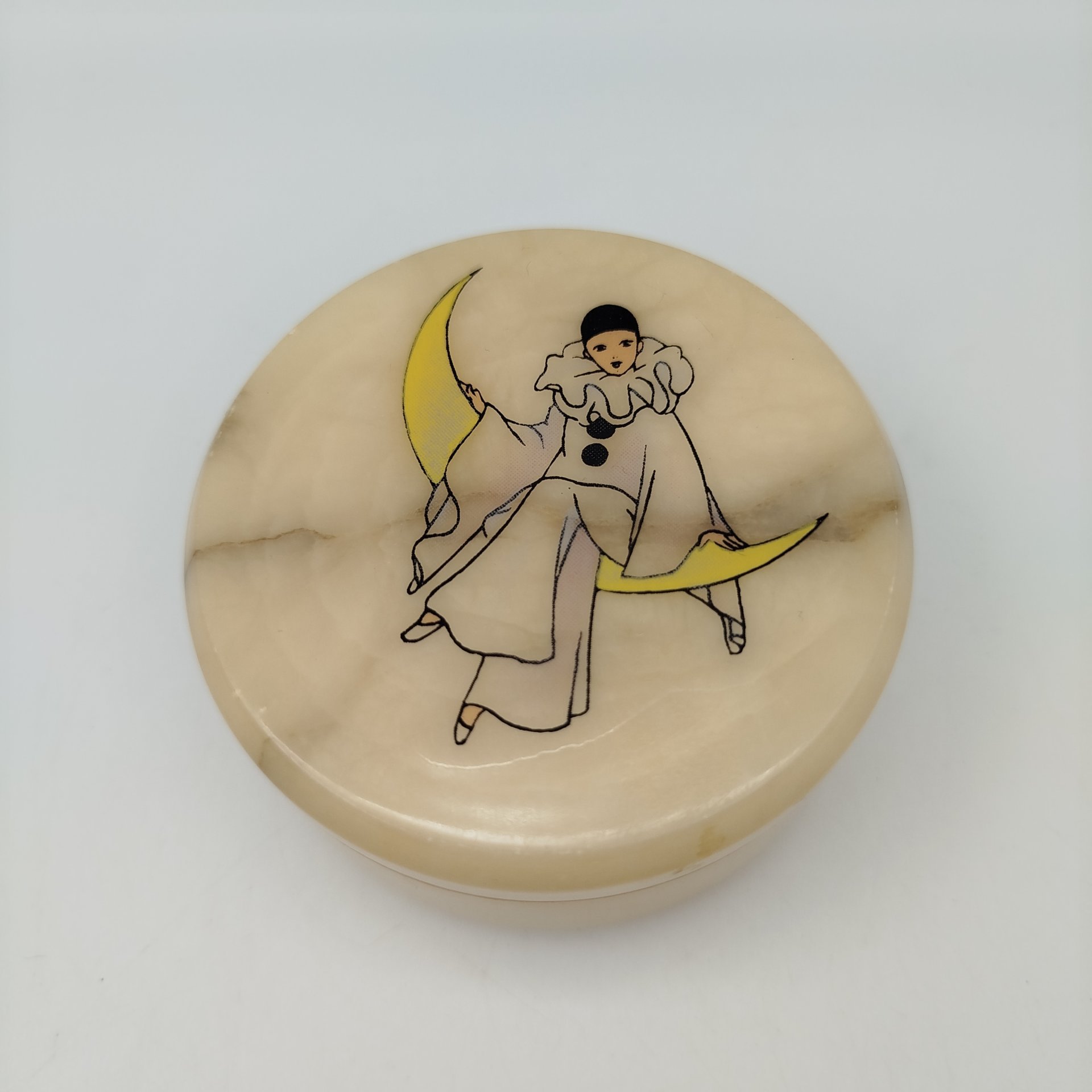 Шкатулка круглой формы, украшенная изображением Пьеро на полумесяце, поделочный камень, деколь, Западная Европа, 1980-1990 гг.