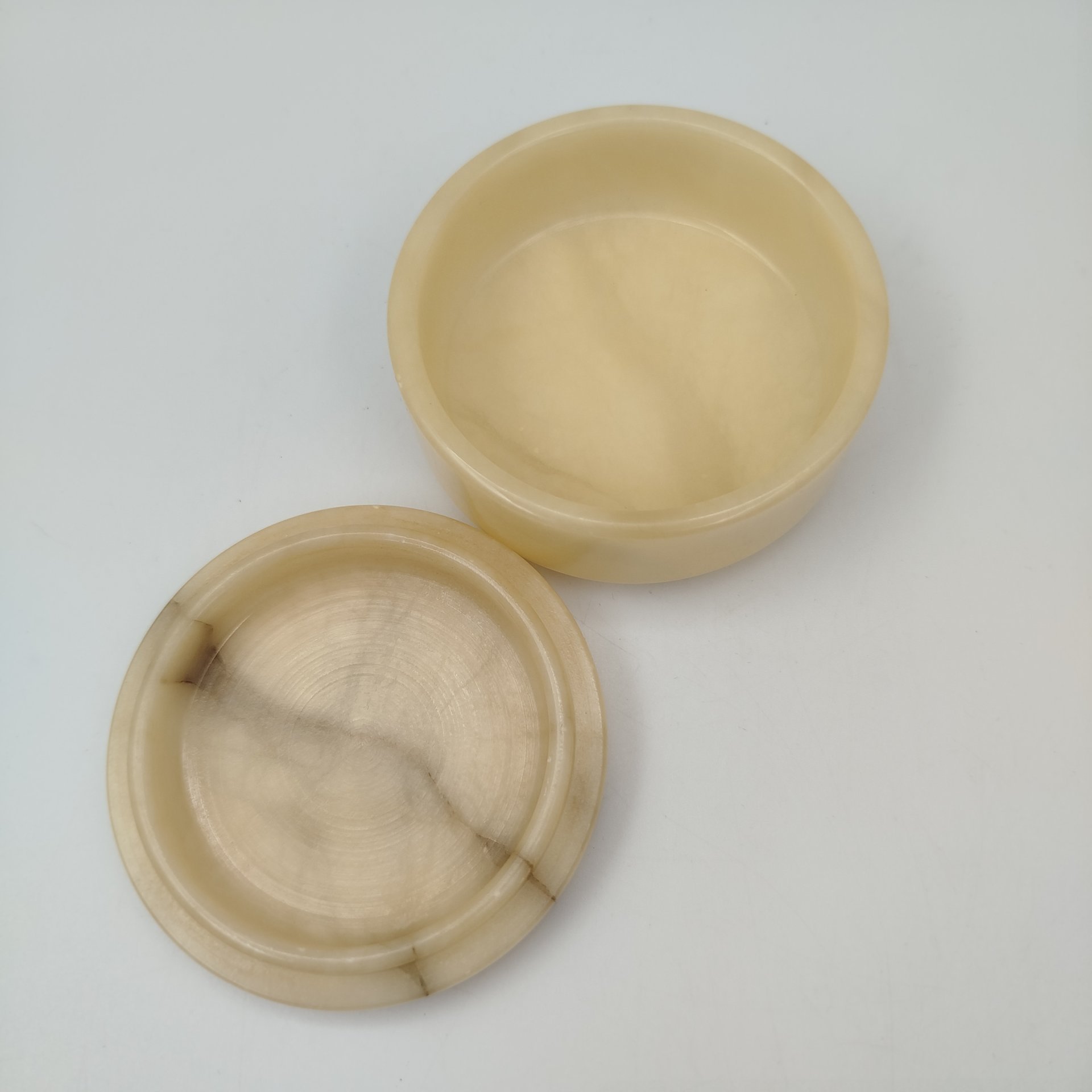 Шкатулка круглой формы, украшенная изображением Пьеро на полумесяце, поделочный камень, деколь, Западная Европа, 1980-1990 гг.