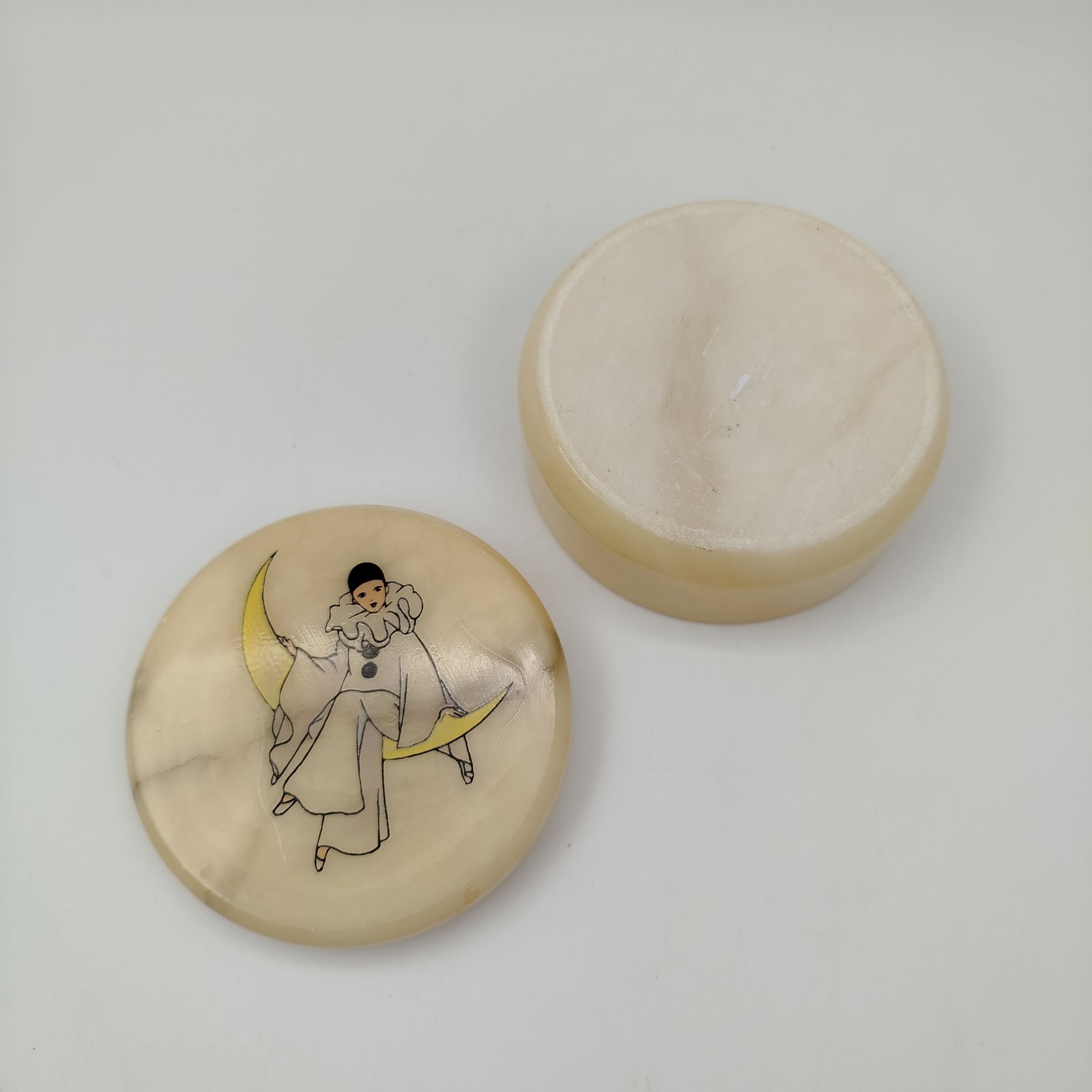 Шкатулка круглой формы, украшенная изображением Пьеро на полумесяце, поделочный камень, деколь, Западная Европа, 1980-1990 гг.