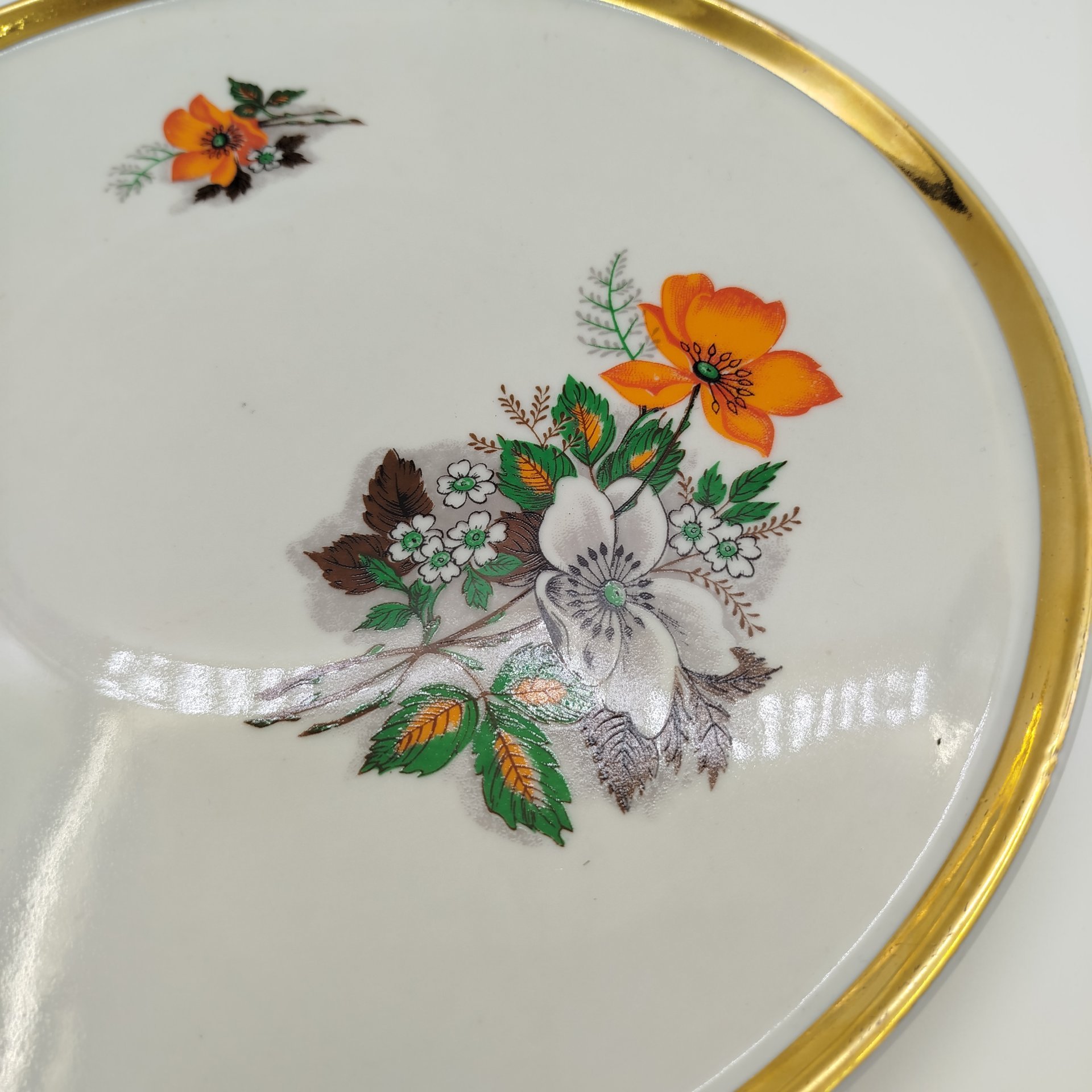 Блюдо сервировочное округлой формы с цветочным декором, фарфор, деколь, золочение, Дулевский фарфоровый завод (Дулёво), СССР, 1990 г.