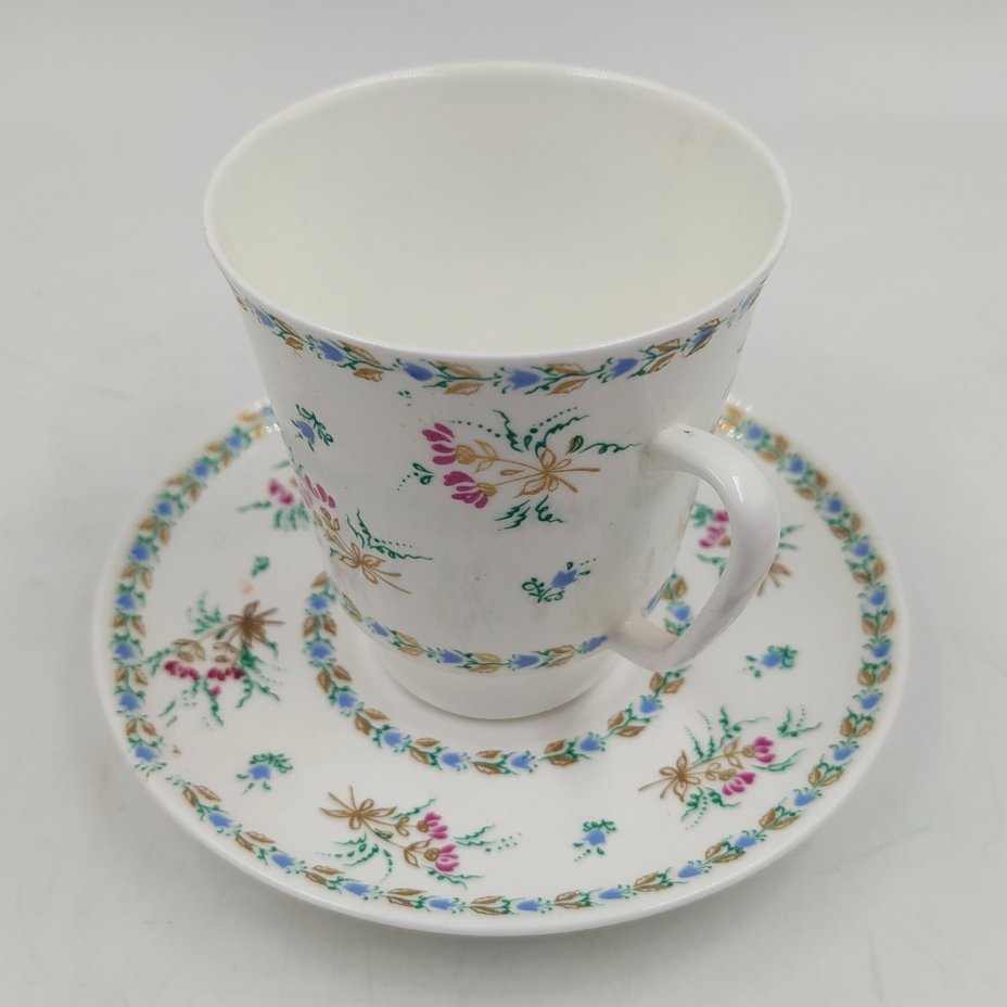 Пара кофейная с цветочным декором, форма "Майская", автор формы Э.М. Криммер, фарфор, деколь, Ленинградский фарфоровый завод (ЛФЗ), СССР, 1970-1992 гг.
