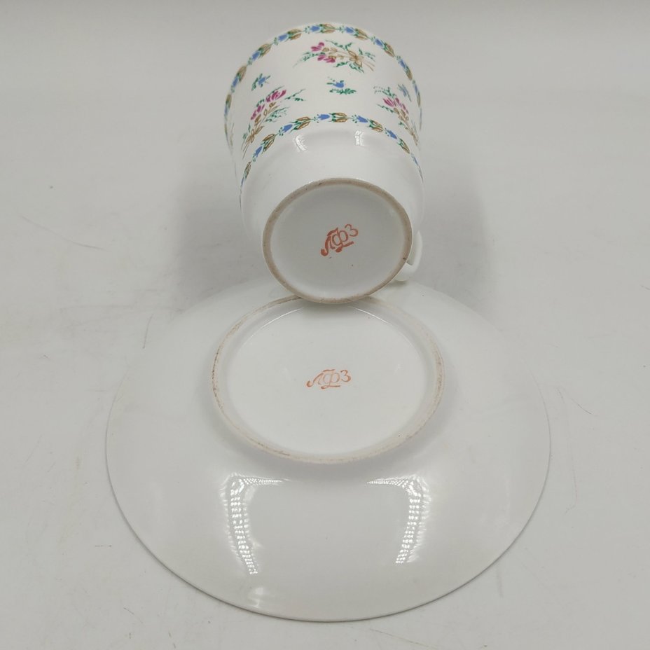 Пара кофейная с цветочным декором, форма "Майская", автор формы Э.М. Криммер, фарфор, деколь, Ленинградский фарфоровый завод (ЛФЗ), СССР, 1970-1992 гг.