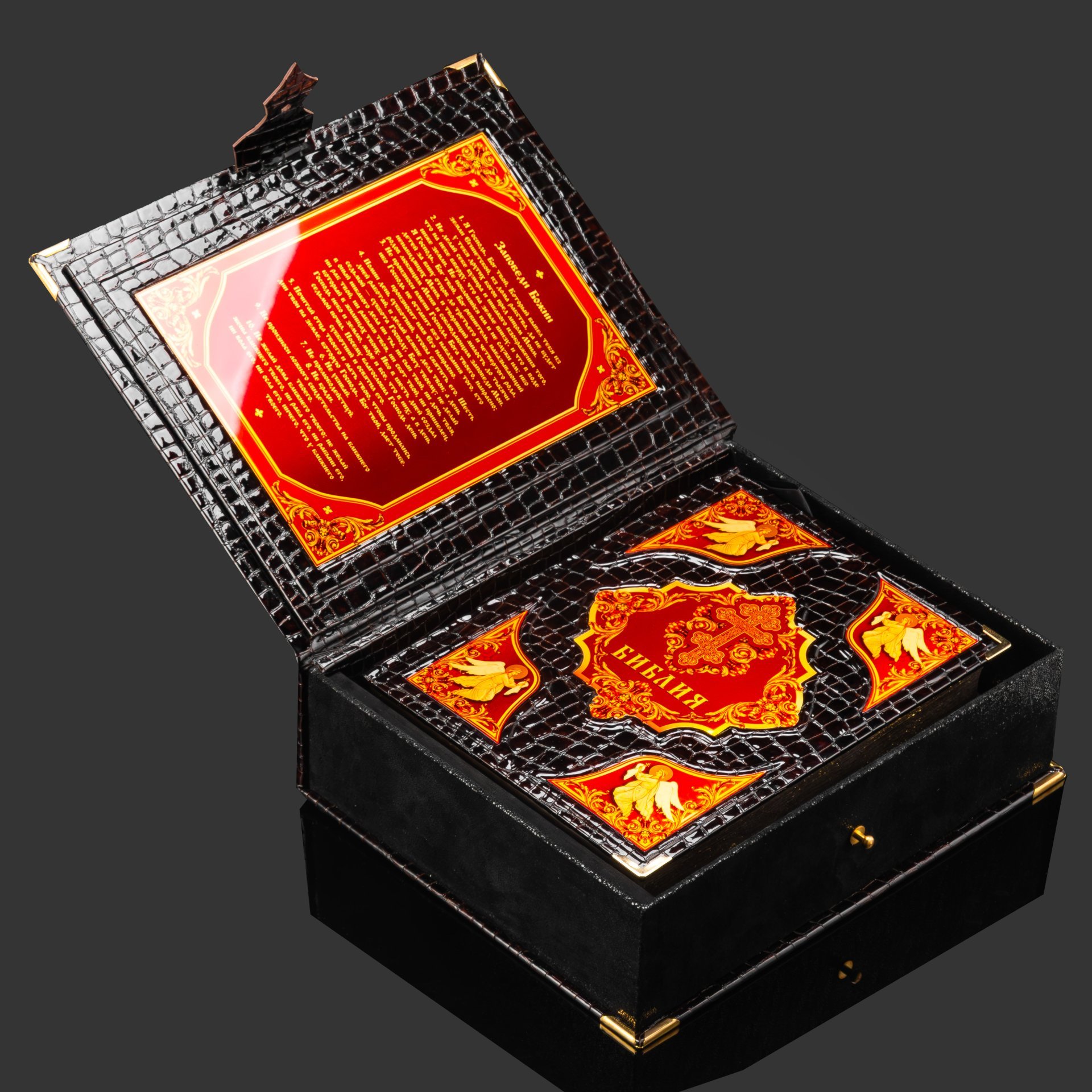 Книга в кожаном переплете "Библия. Книги Священного писания Ветхого и Нового завета", бумага, кожаный переплет, художественные накладки, обрез с золочением, в кожаном футляре с художественными накладками, бархатным ложементом и в бархатной подарочной упаковке, Российская Федерация, 2025 г.