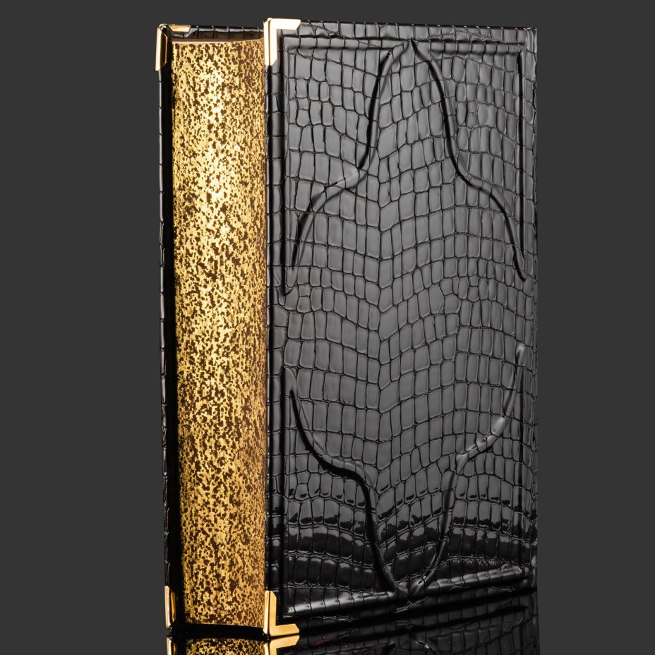 Книга в кожаном переплете "Библия. Книги Священного писания Ветхого и Нового завета", бумага, кожаный переплет, художественные накладки, обрез с золочением, в кожаном футляре с художественными накладками, бархатным ложементом и в бархатной подарочной упаковке