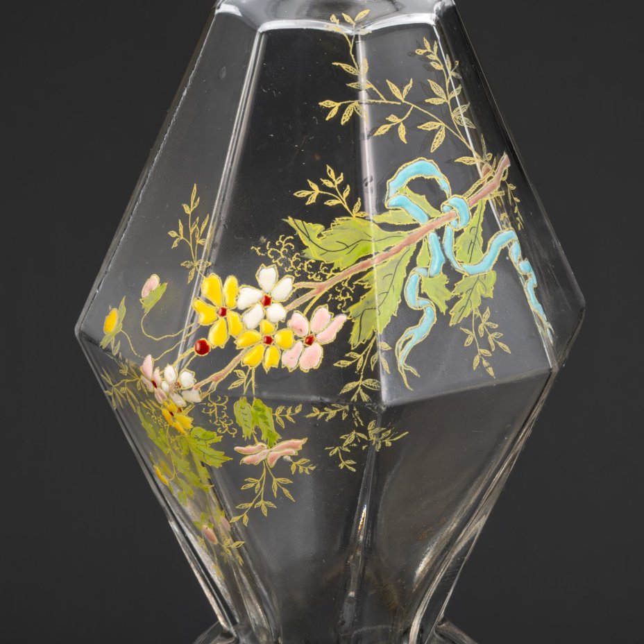 Штоф ромбовидной формы с цветочным декором