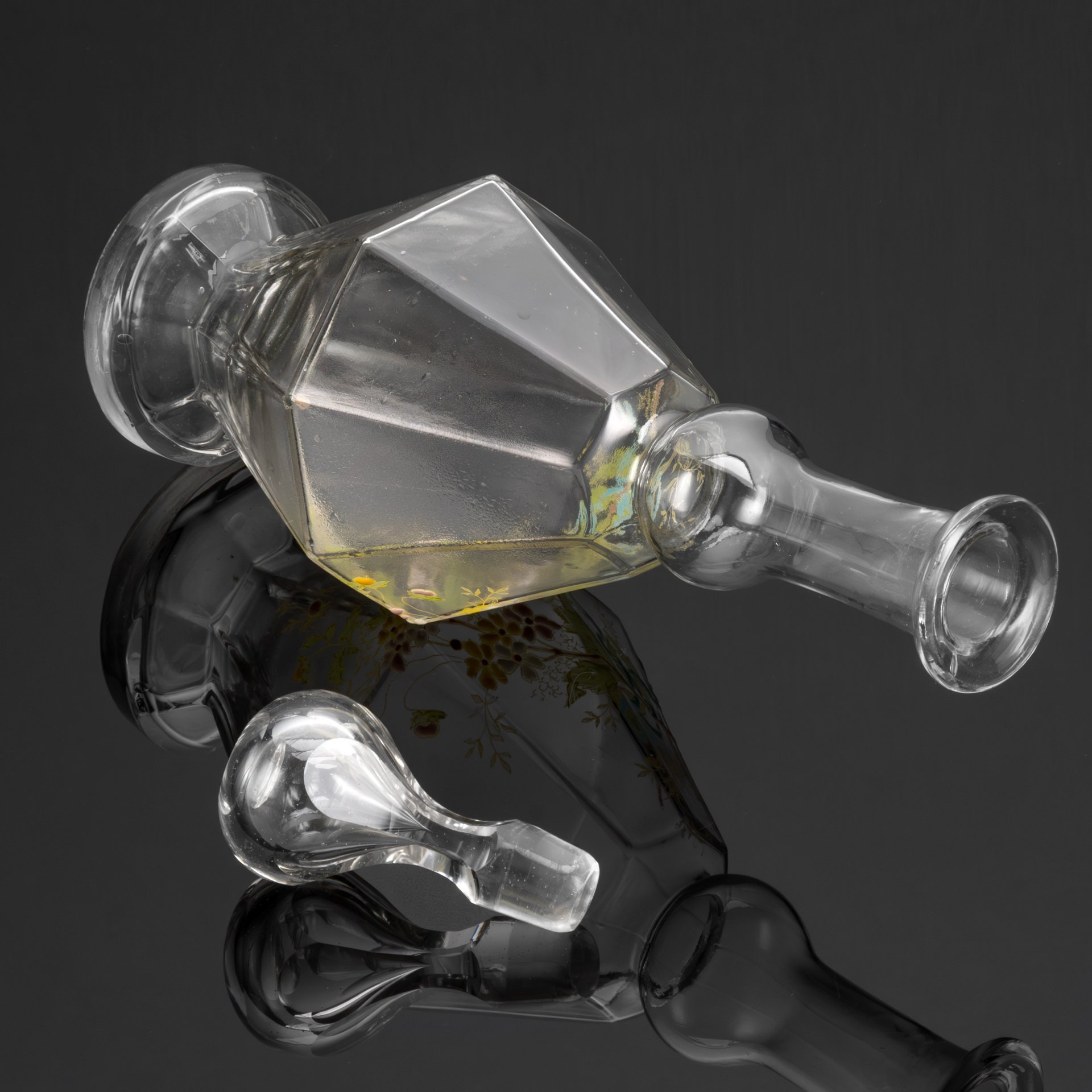 Штоф ромбовидной формы с цветочным декором, стекло, гранение, полихромные эмали, Западная Европа, 1900-1930 гг.