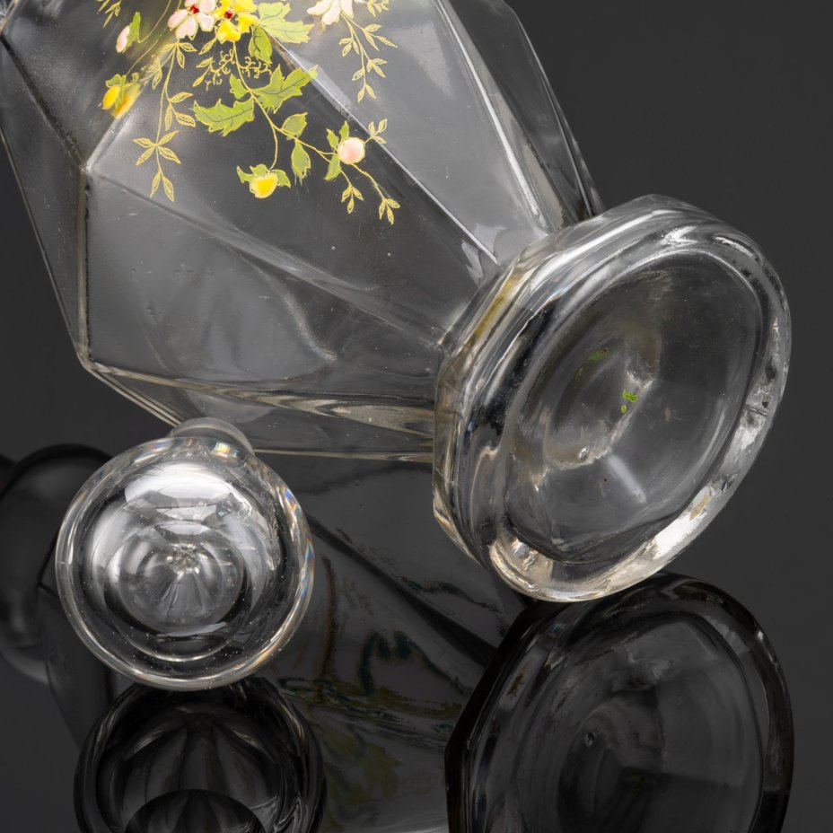 Штоф ромбовидной формы с цветочным декором