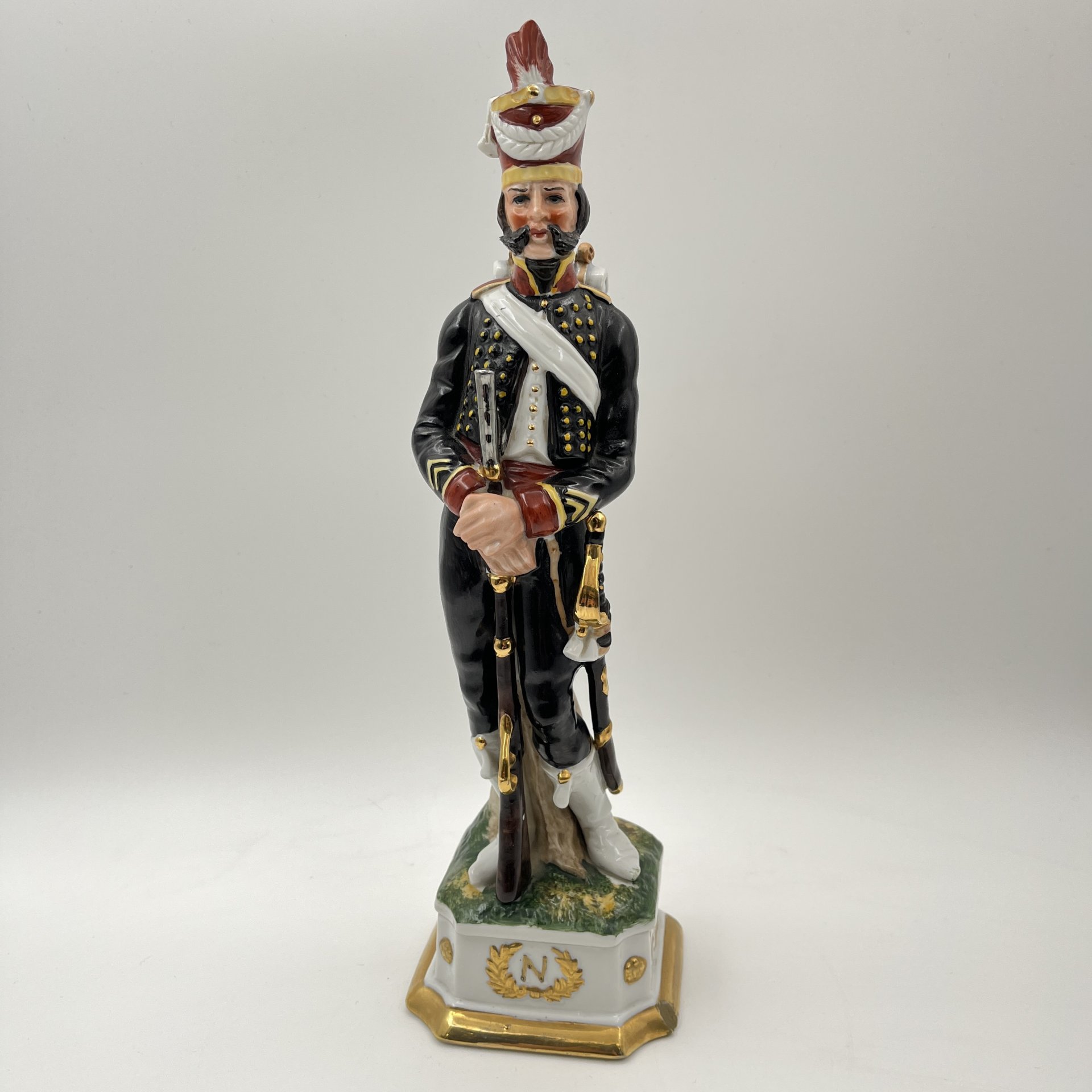 Статуэтка "Гренадер" из серии "Армия Наполеона", мануфактура Muhr (г. Шарлеруа), фарфор, роспись, золочение, Бельгия, 1960-1980 гг.
