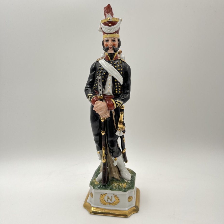Статуэтка "Гренадер" из серии "Армия Наполеона", мануфактура Muhr (г. Шарлеруа), фарфор, роспись, золочение, Бельгия, 1960-1980 гг.