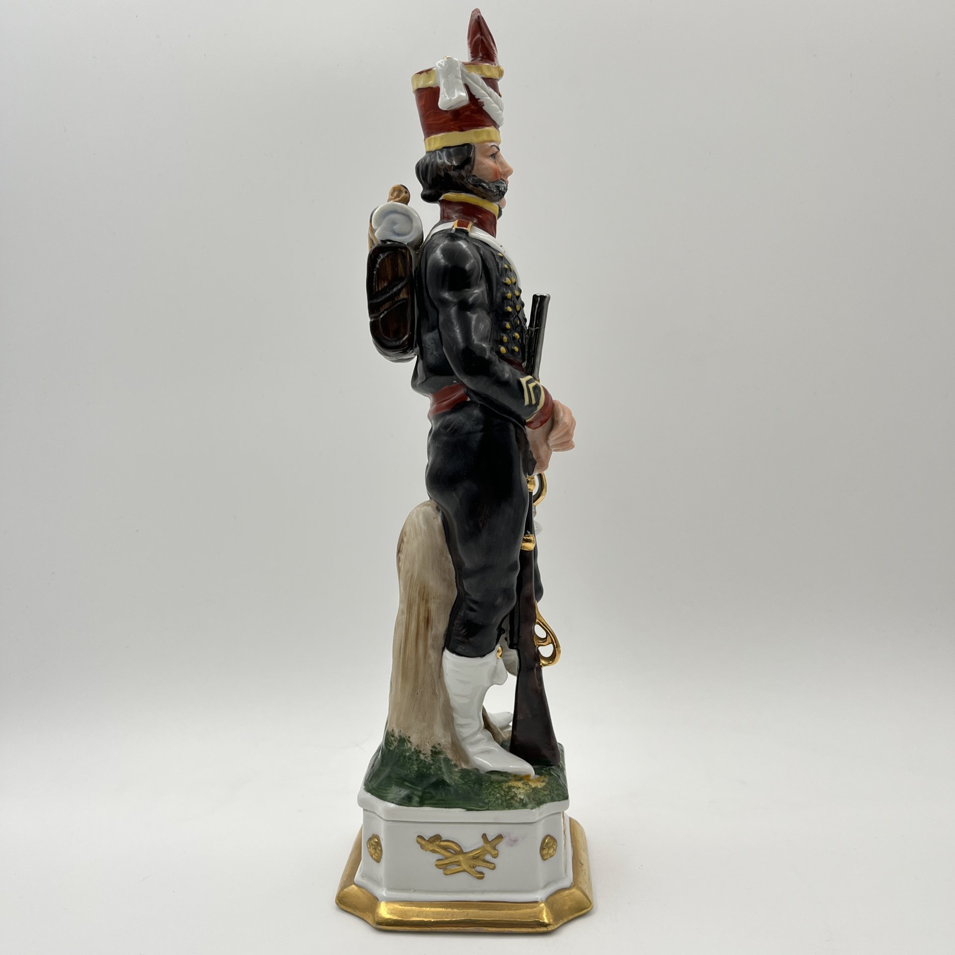 Статуэтка "Гренадер" из серии "Армия Наполеона", мануфактура Muhr (г. Шарлеруа), фарфор, роспись, золочение, Бельгия, 1960-1980 гг.