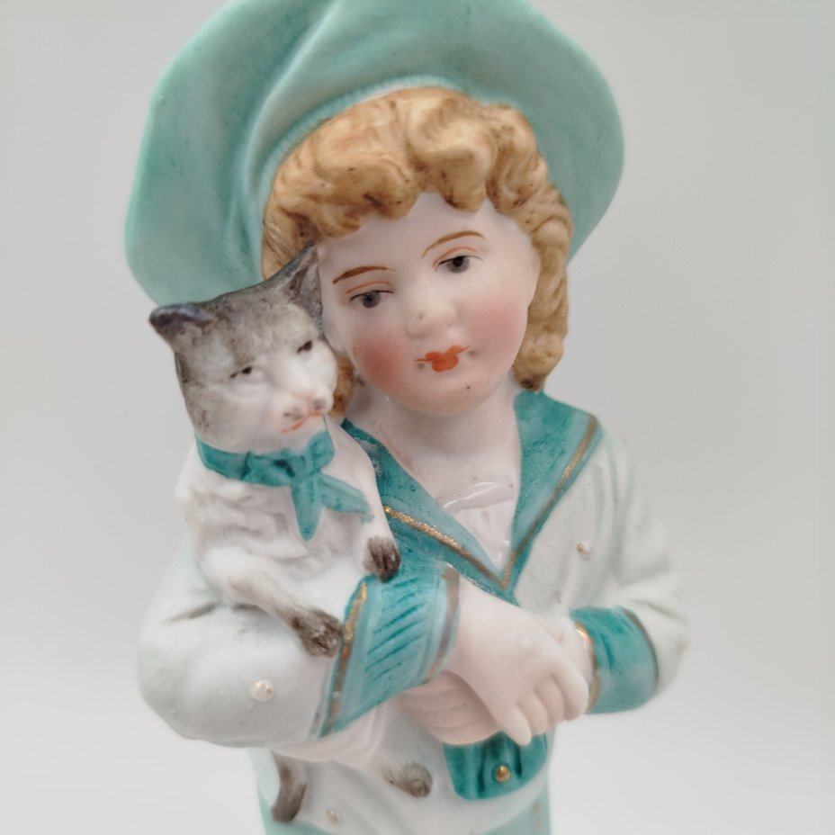 Статуэтка "Мальчик в зеленом костюме с котенком на руках"