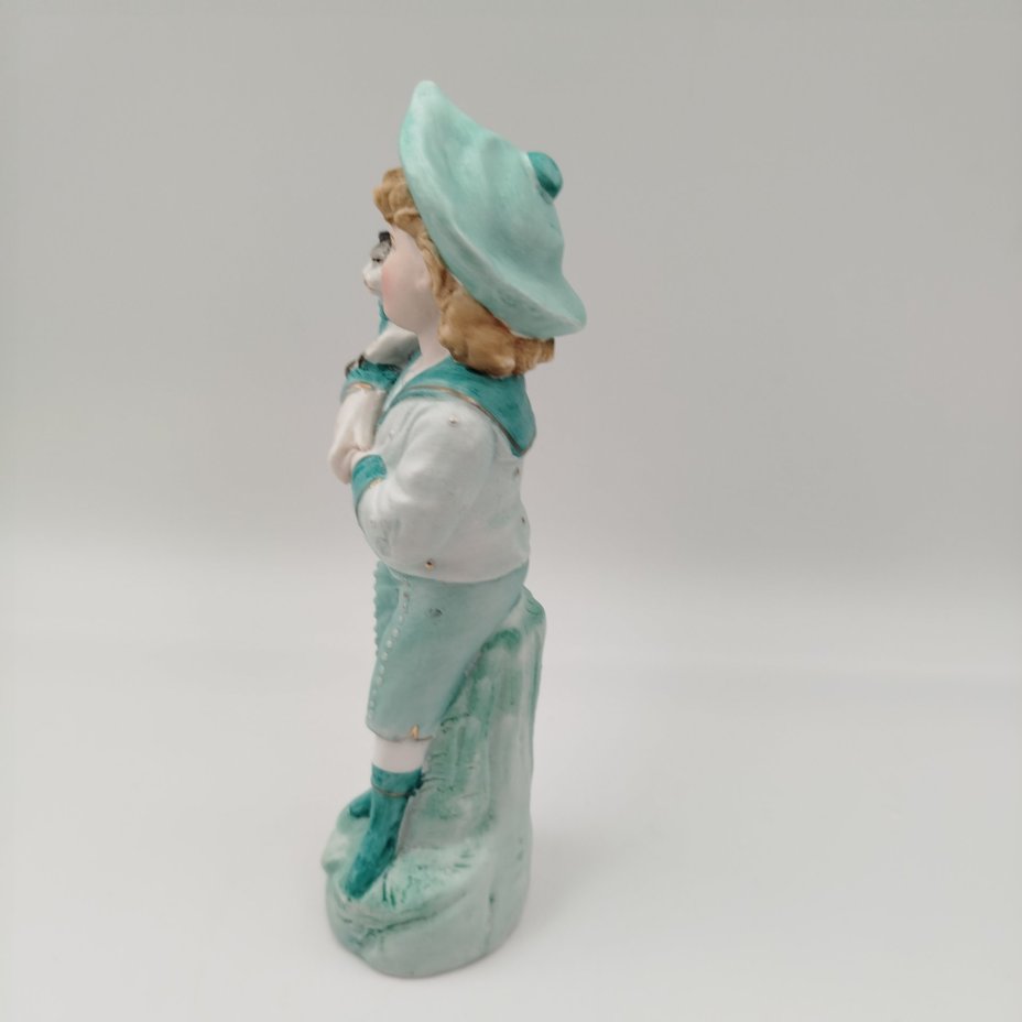 Статуэтка "Мальчик в зеленом костюме с котенком на руках"