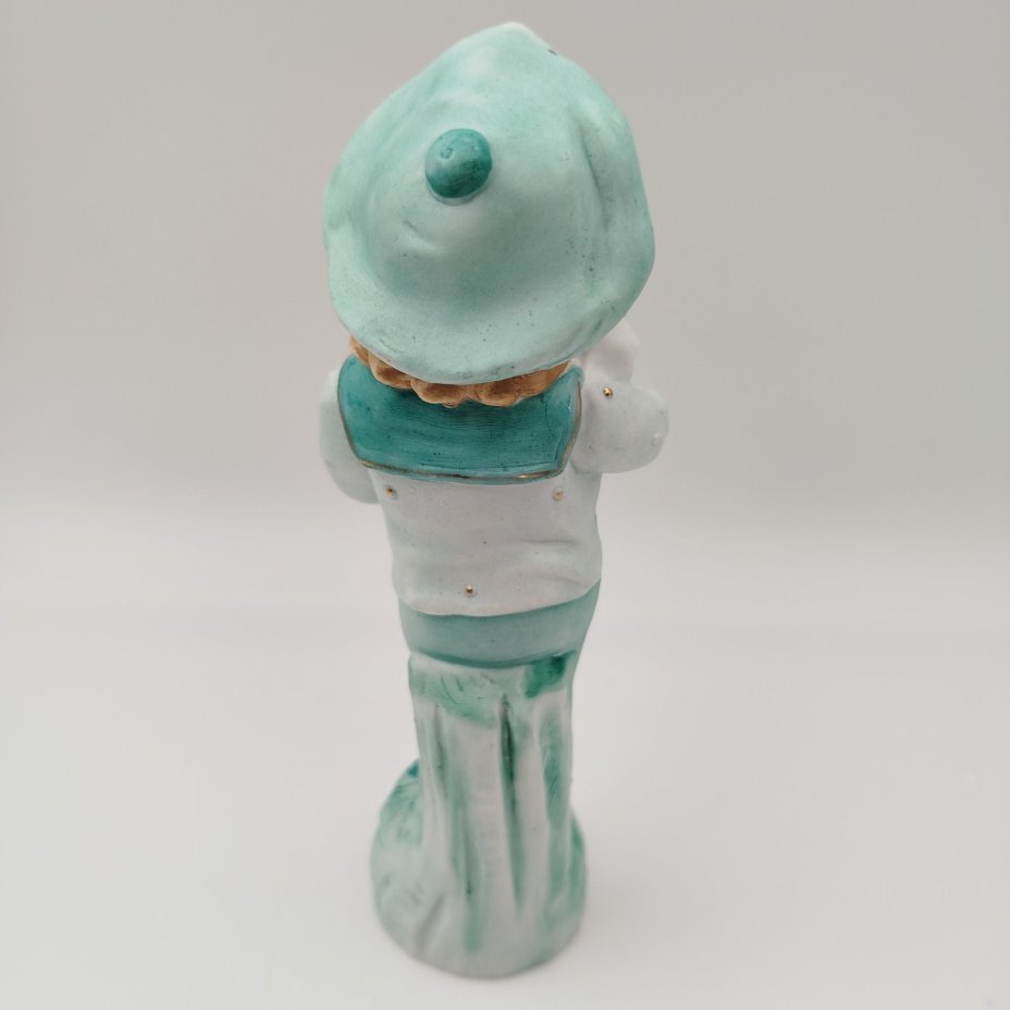 Статуэтка "Мальчик в зеленом костюме с котенком на руках"