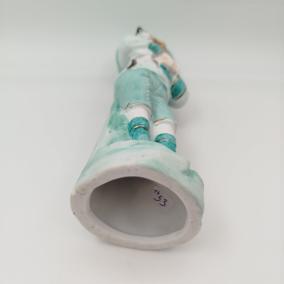 Статуэтка "Мальчик в зеленом костюме с котенком на руках"