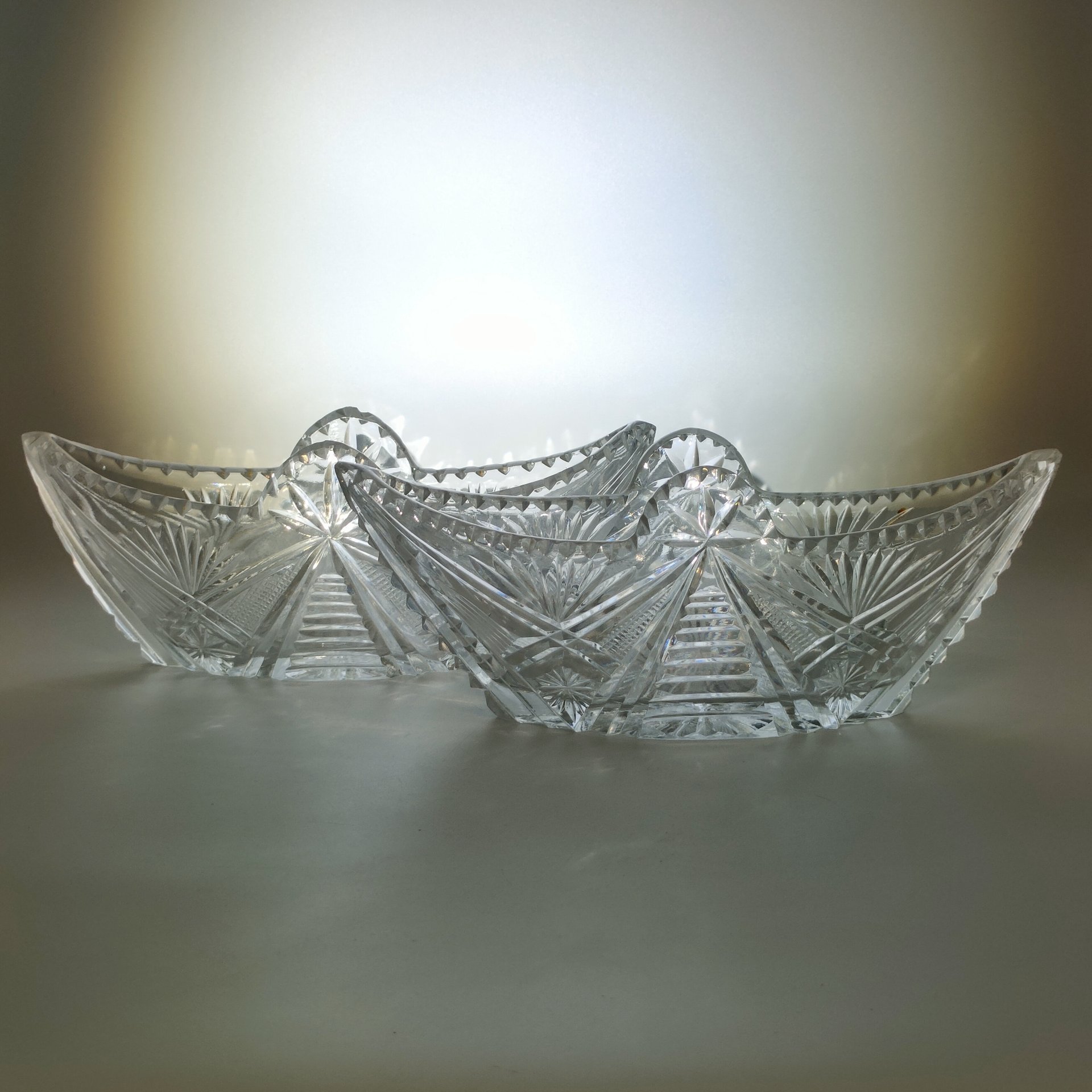 Набор из 2-х салатников в форме ладьи с резным геометрическим декором (в подборе), хрусталь, алмазная грань, СССР, 1970-1990 гг.