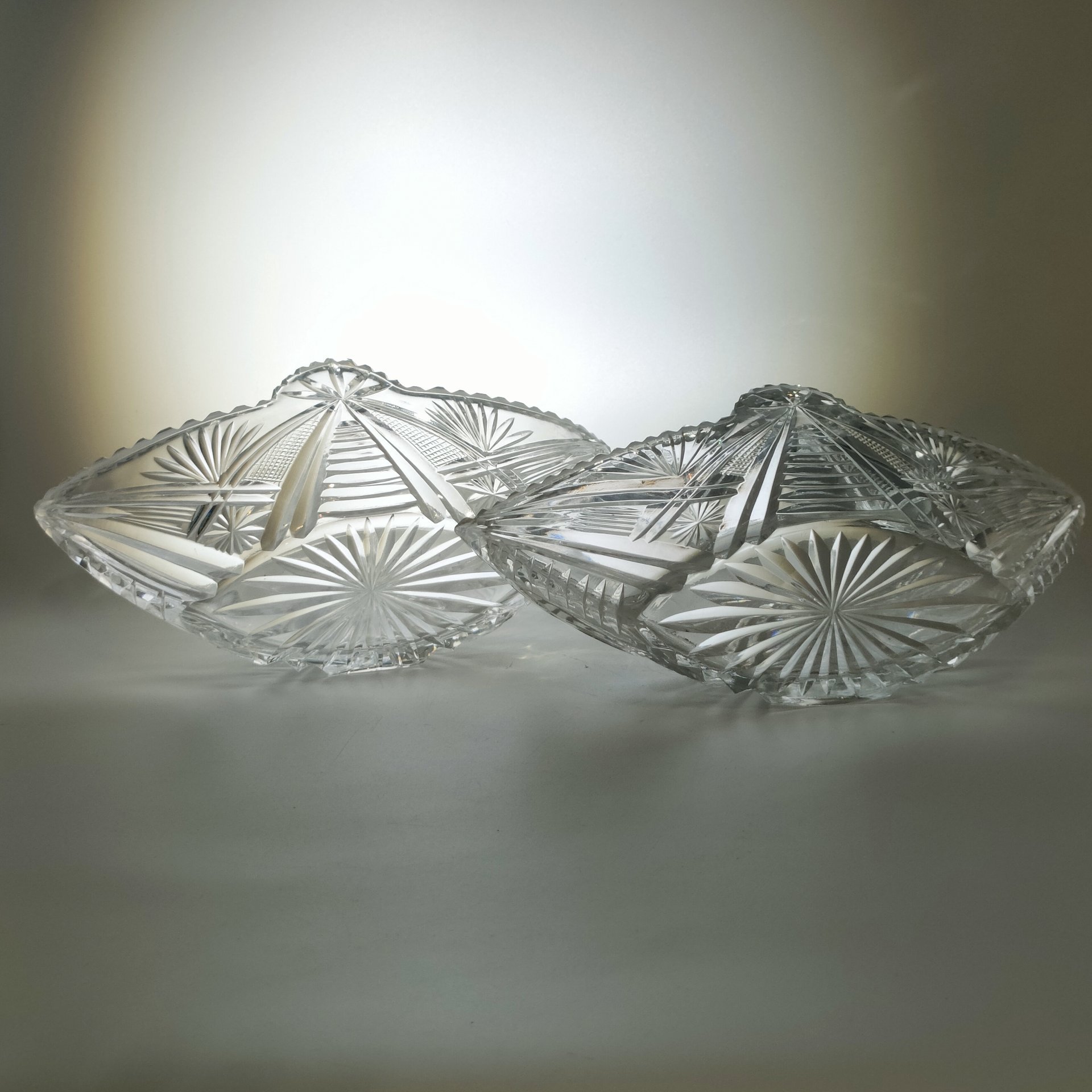 Набор из 2-х салатников в форме ладьи с резным геометрическим декором (в подборе), хрусталь, алмазная грань, СССР, 1970-1990 гг.