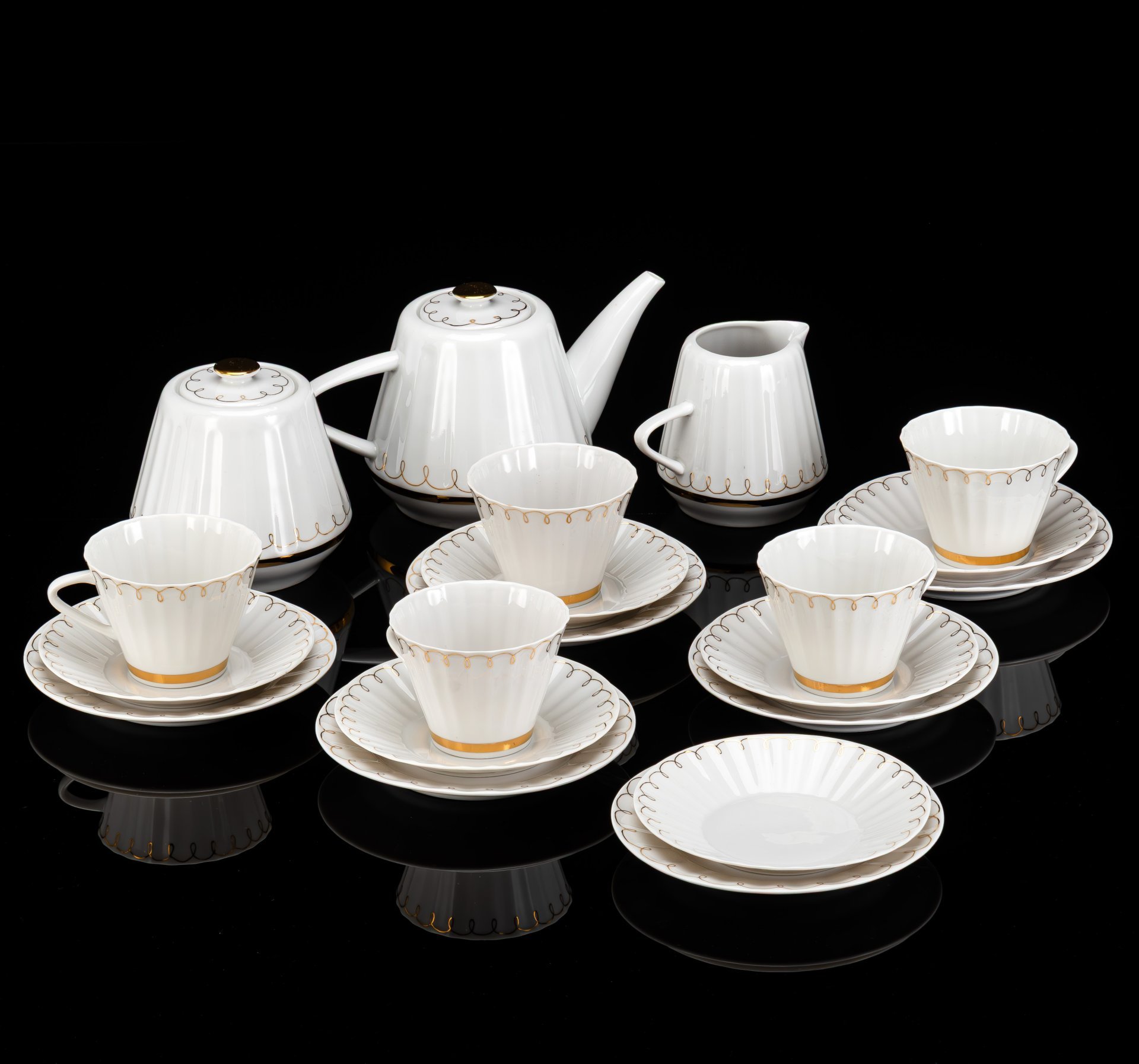 Сервиз чайный "Золотая арабеска" на 5 персон (20 предметов), форма "Каннелюрный", автор формы Ольшевский В.Н., автор рисунка Паникова К.Н.