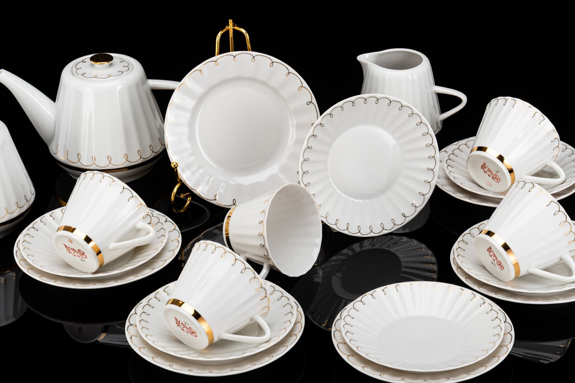 Сервиз чайный "Золотая арабеска" на 5 персон (20 предметов), форма "Каннелюрный", автор формы Ольшевский В.Н., автор рисунка Паникова К.Н.