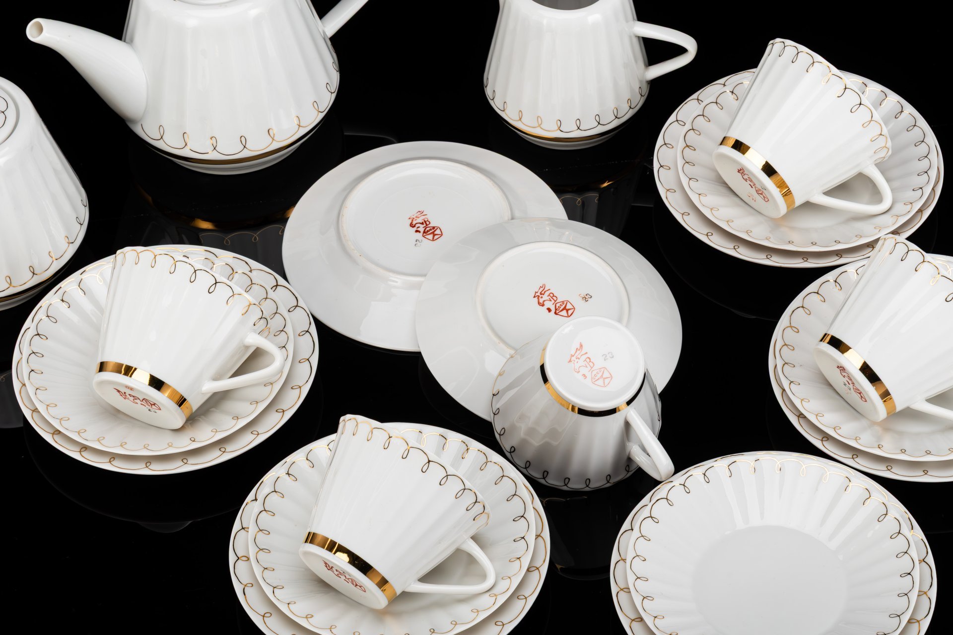 Сервиз чайный "Золотая арабеска" на 5 персон (20 предметов), форма "Каннелюрный", автор формы Ольшевский В.Н., автор рисунка Паникова К.Н.