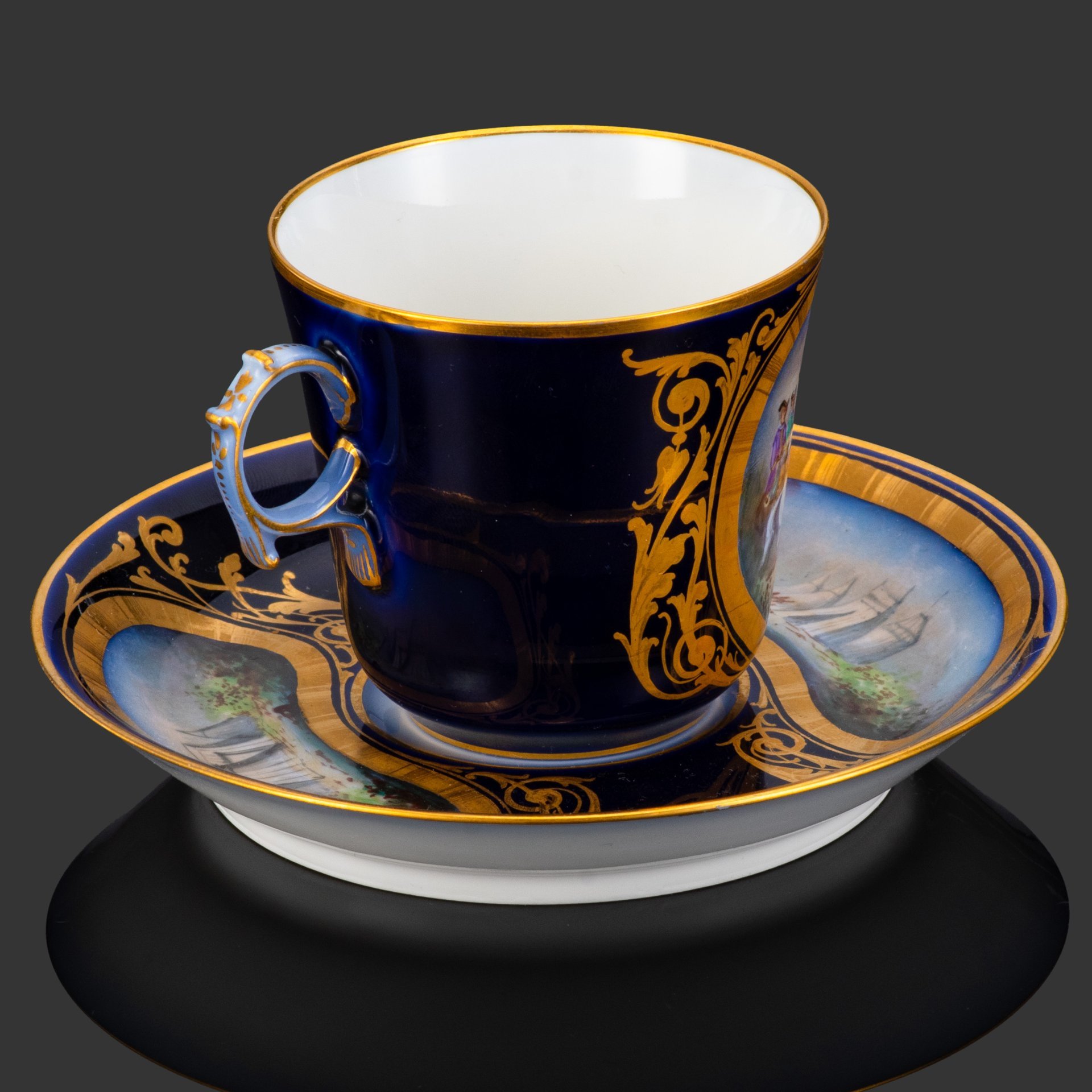 Пара кофейная с батальным сюжетом "Битва при Кунео (Кони) Пьемонт" (выполнена для дворца Тюильри "Chateau des Tuileries"), фарфор, крытье кобальтом, золочение, цировка, роспись, Севрская фарфоровая мануфактура (Sevres), Франция, 1844 г.